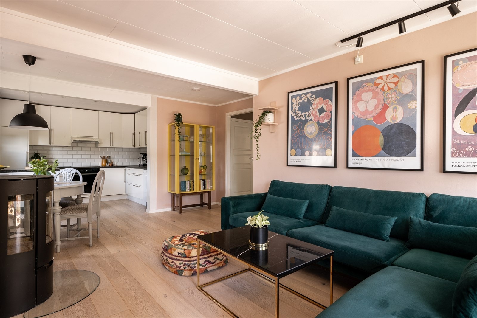 Dette allrommet har en praktisk og sosial utforming med kjøkkenøy som avgrenser mot stuen. Galleribilde