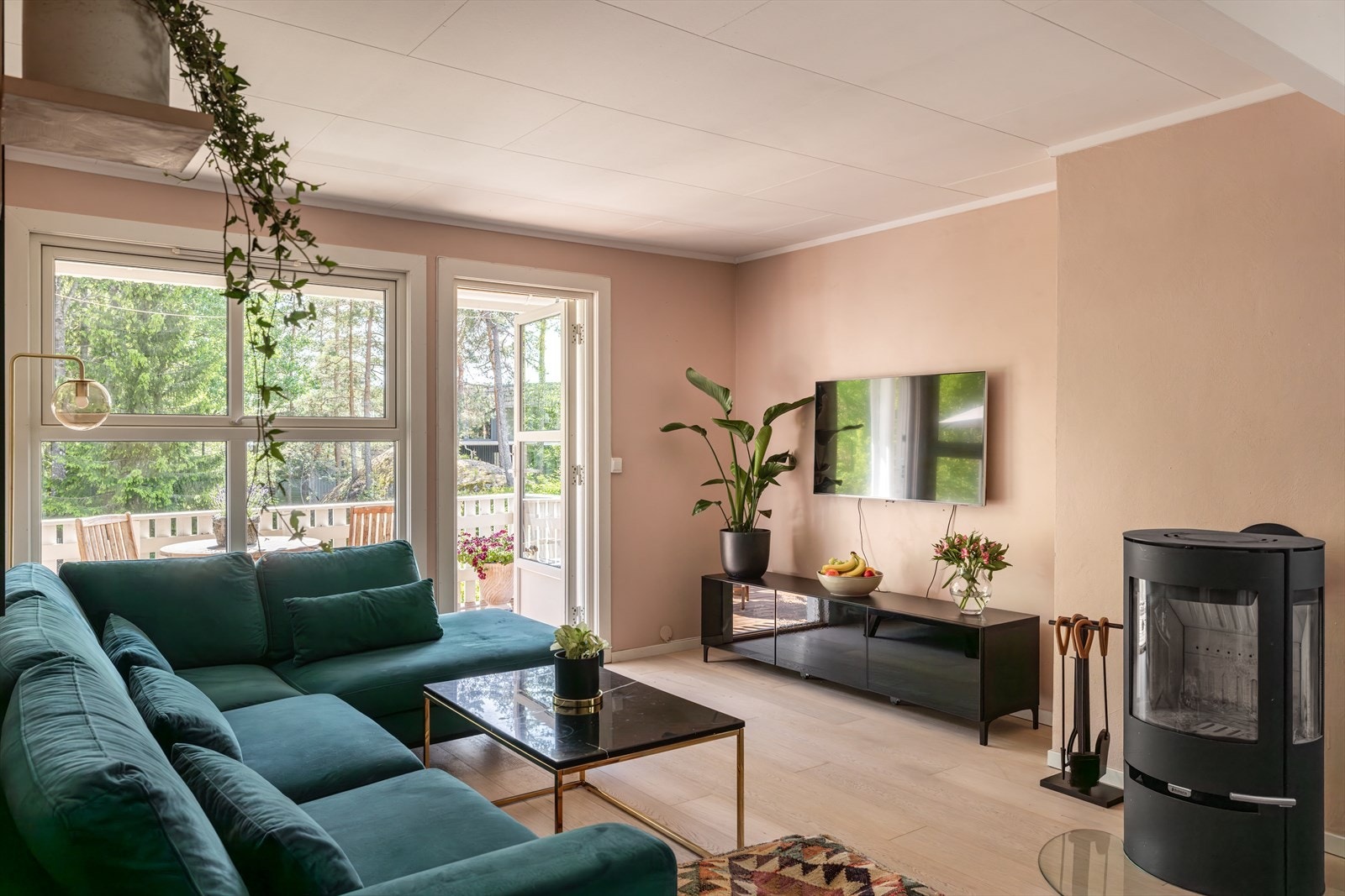 Lys og tiltalende stue med 1-stavs parkett på gulv og store vindusflater som sørger for rikelig med naturlig lysinnslipp. Galleribilde