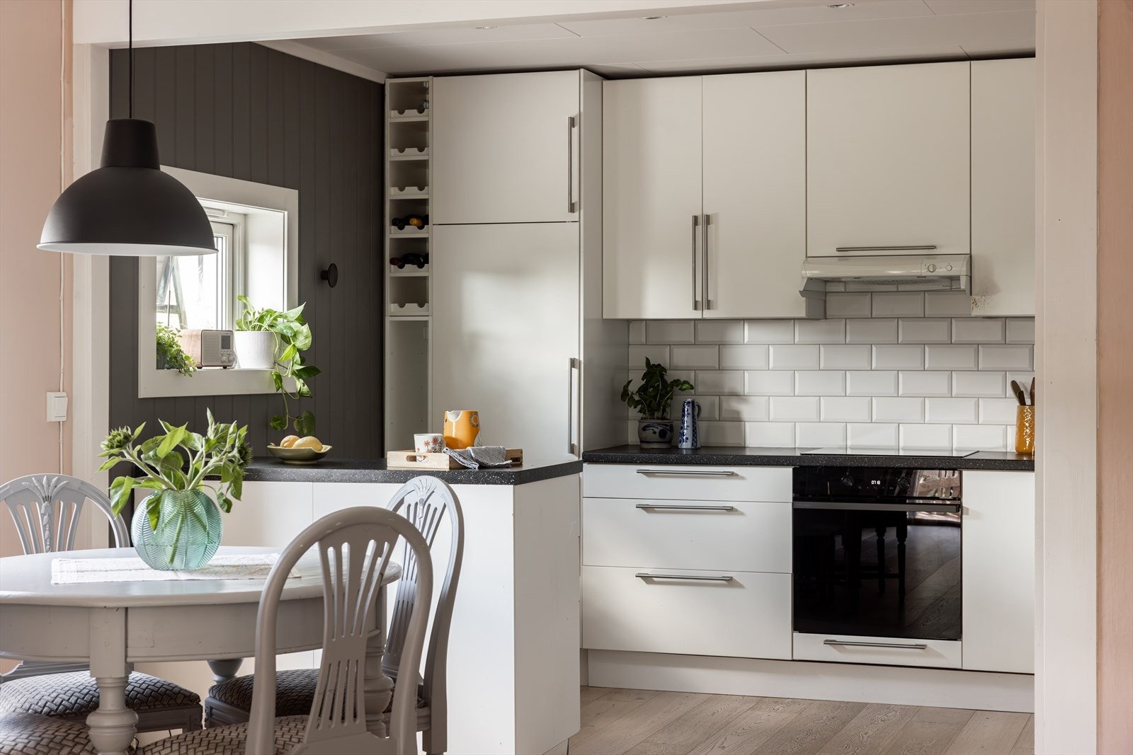 En mørkere veggfarge og downlights i himling understreker kjøkkensonen og gir god arbeidsbelysning. Galleribilde