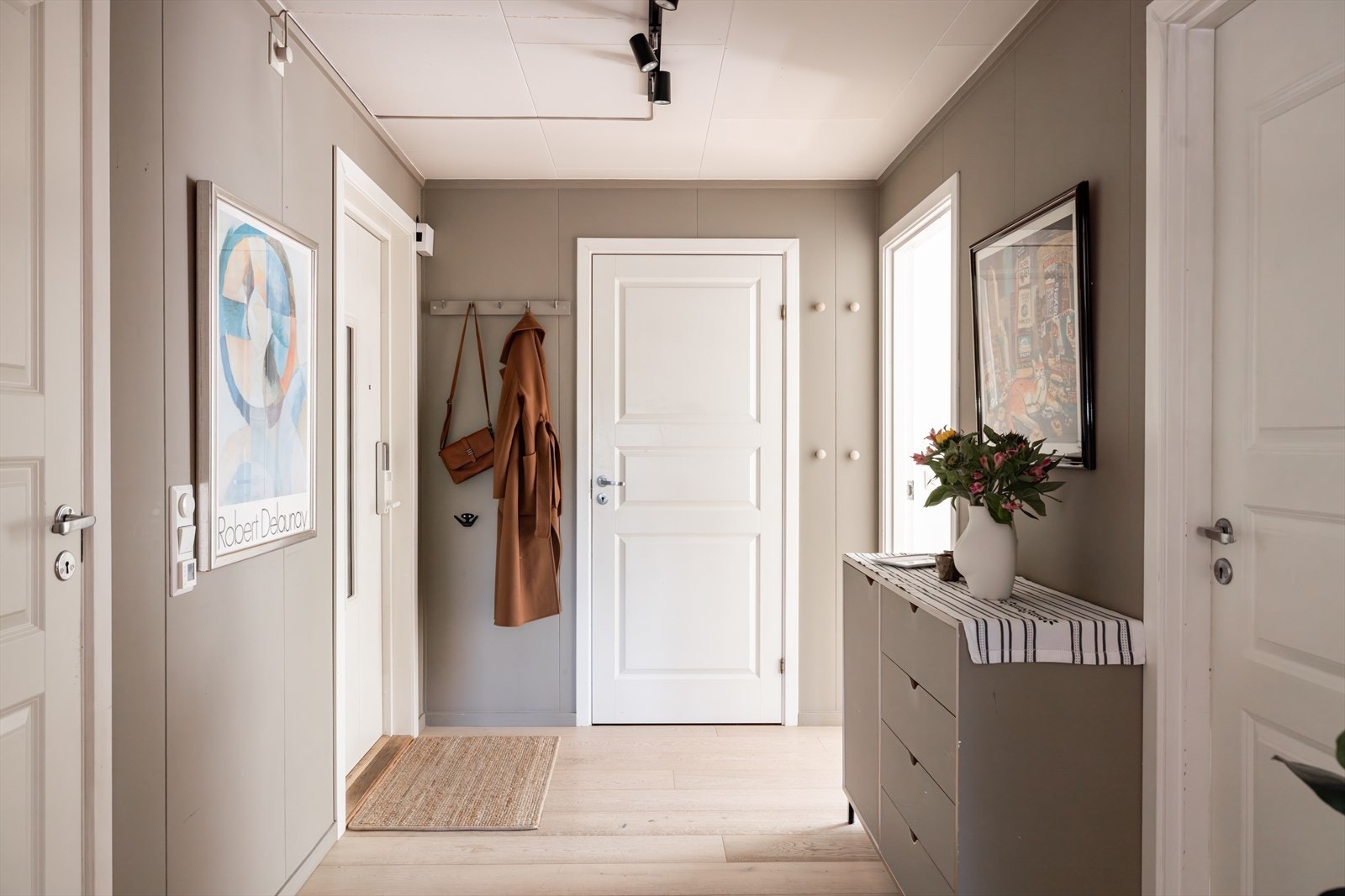 Gode avsetningsmuligheter med knagger, kommode og eventuelt skoskap. Galleribilde