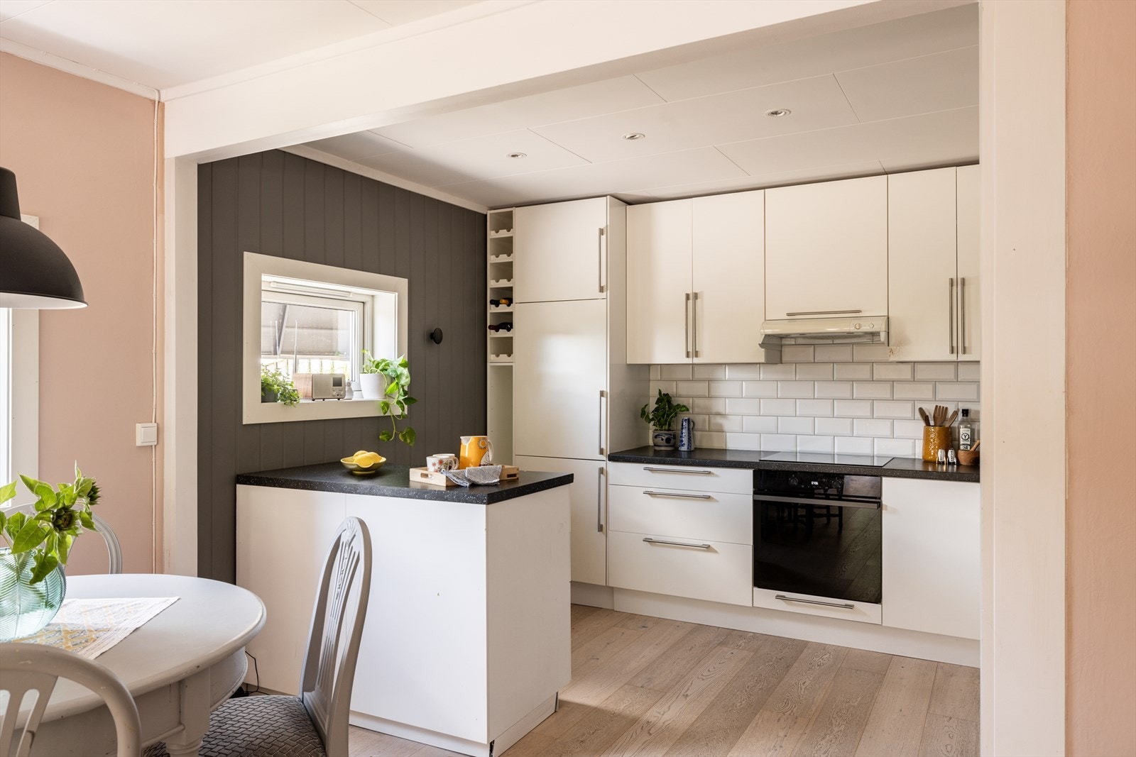 Kjøkkenet er utstyrt med induksjonstopp, kjøleskap med fryser, oppvaskmaskin og integrert stekeovn. Galleribilde