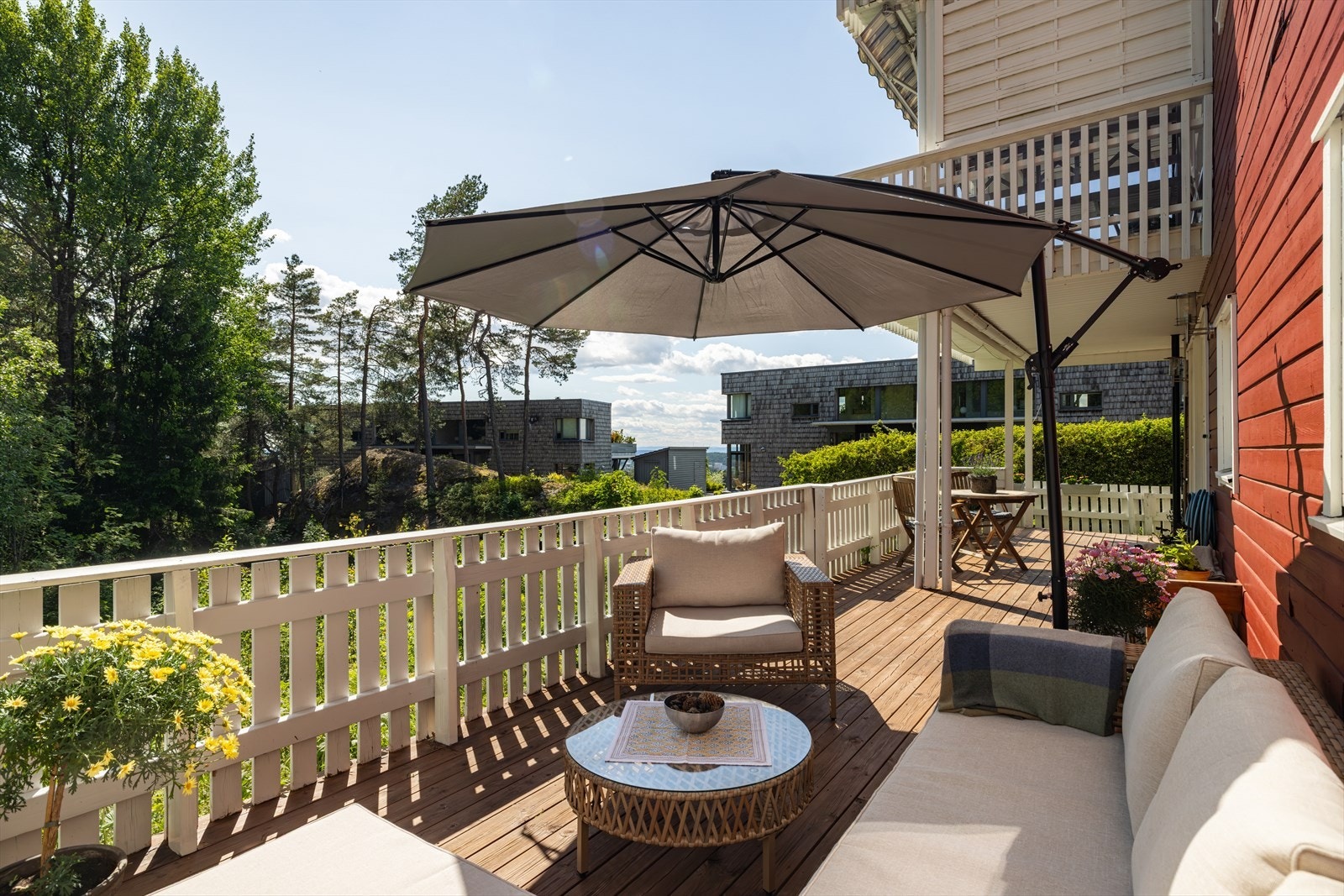 Ta turen ut på den solrike og innbydende terrassen på ca. 35 m², belagt med treplatting og med rekkverk i trekonstruksjon. Galleribilde