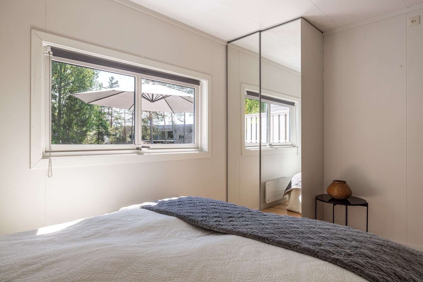 Garderobeskap med speilfronter gir god oppbevaringsplass og bidrar til en luftig romfølelse. Galleribilde