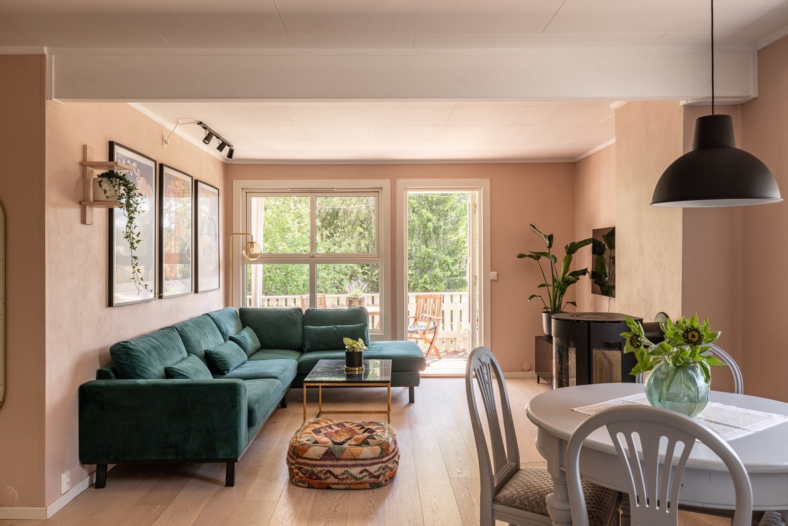 Rommet er malt i en lys og behagelige tone og har en naturlig inndeling med plass til både sofagruppe, TV-møblement og spisebord i tilknytning til kjøkkenet. Galleribilde