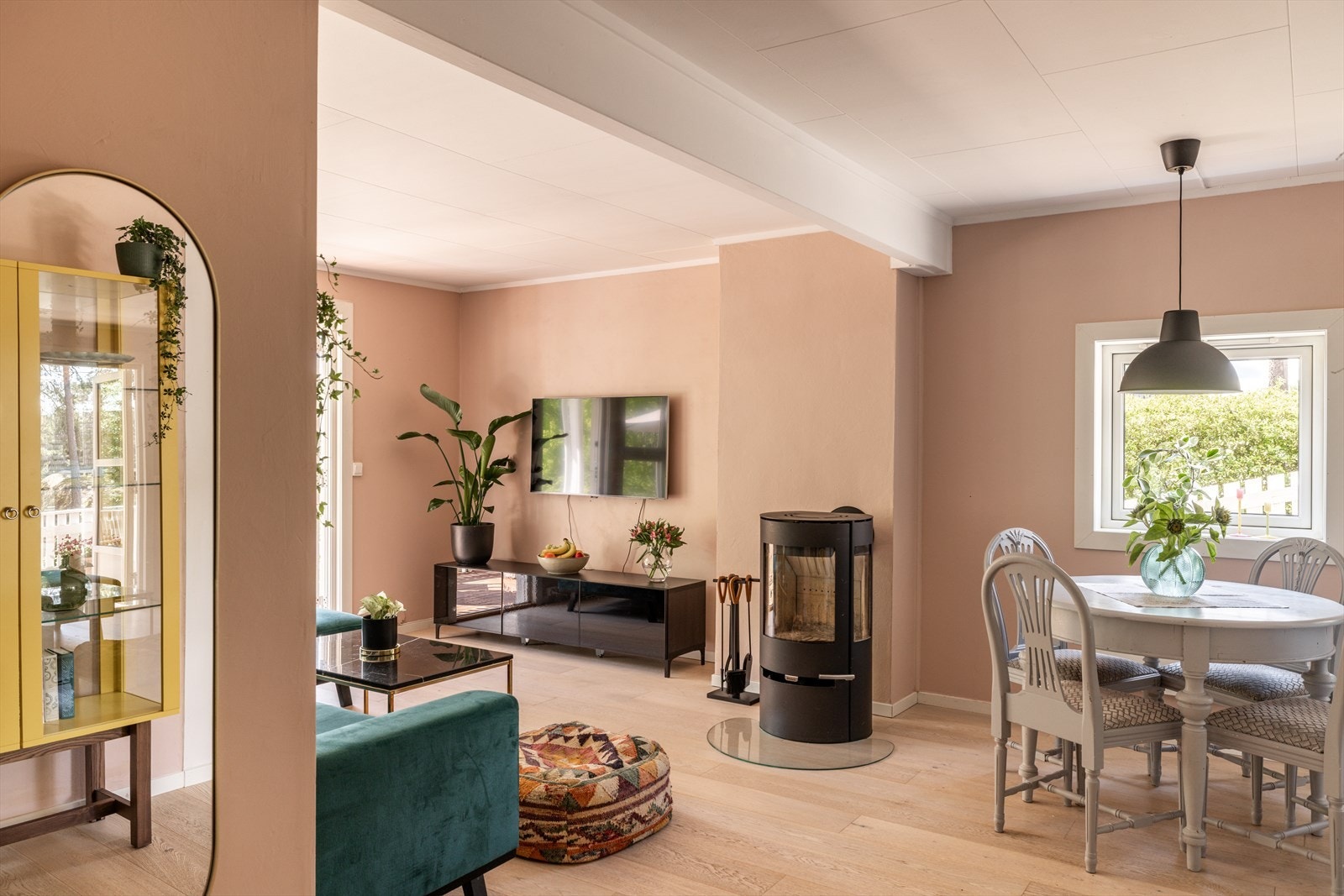 En lekker bolig som er oppgradert i nyere tid med bl.a. nytt bad, 1-stavs eikeparkett i stue, kjøkken og gang, samt overflatebehandling av alle vegger. Galleribilde