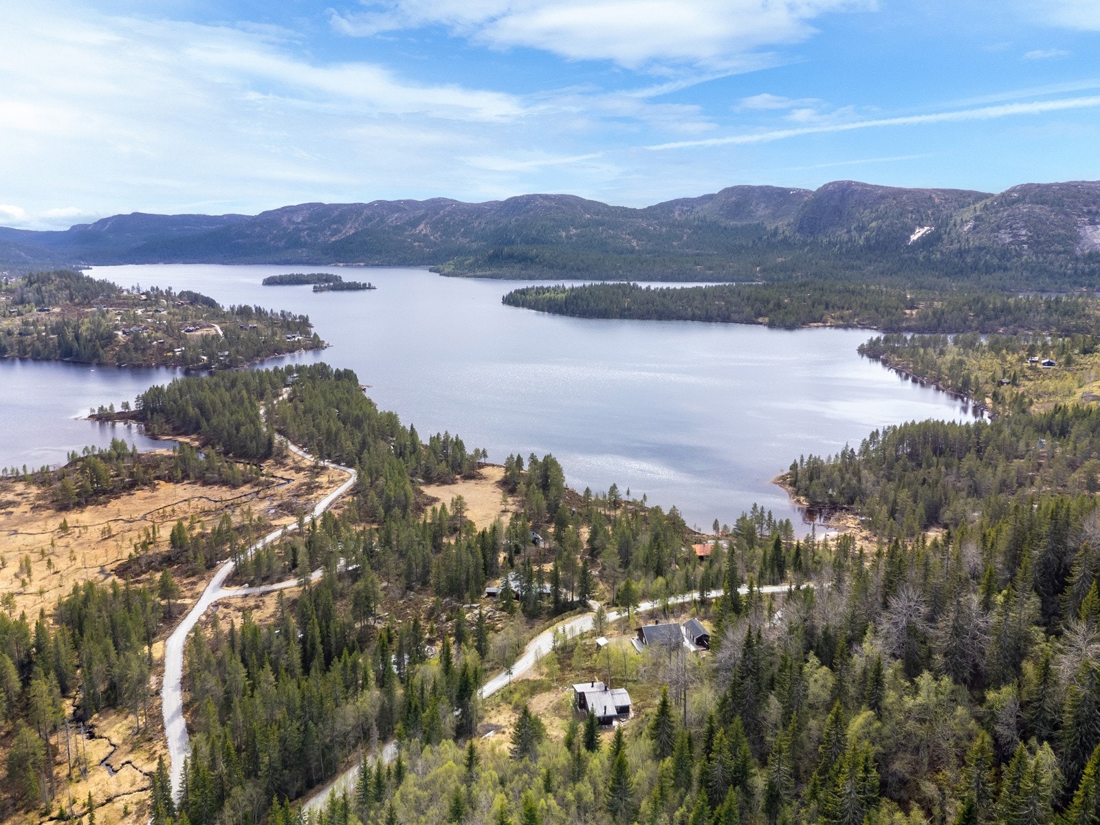 Området byr på skiturer, fjellturer og flere fiskemuligheter. Galleribilde