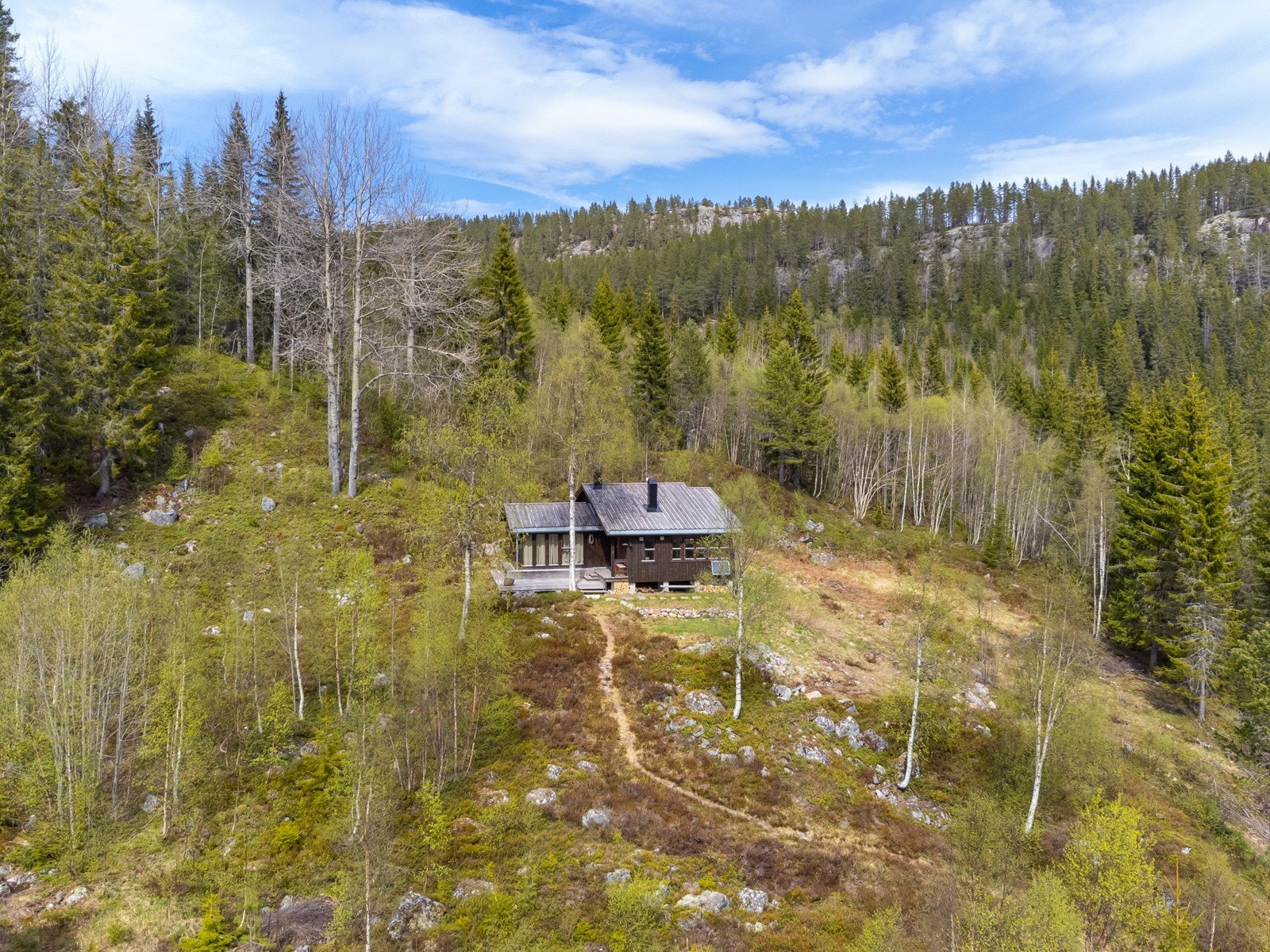 Hytta har solcelleanlegg, snurredo og er rimelig i drift. Galleribilde