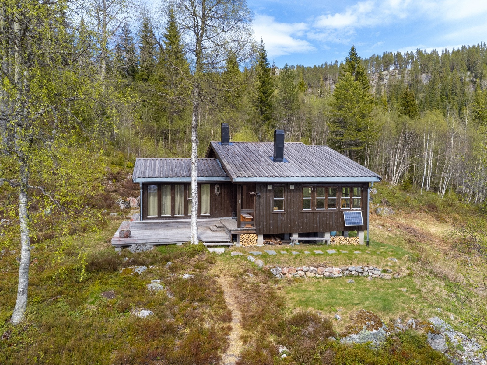 Kort gangvei fra parkeringa til hytta. Galleribilde