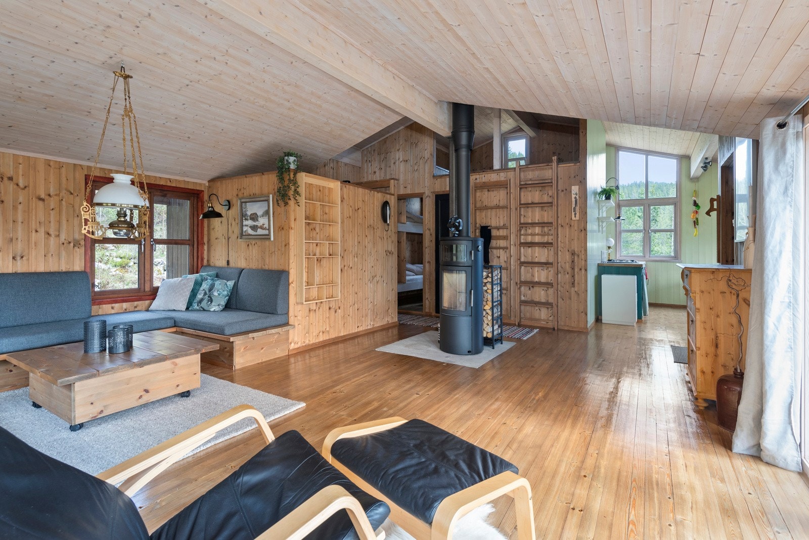 Flere vedovner i hytta gir en god varme. Galleribilde