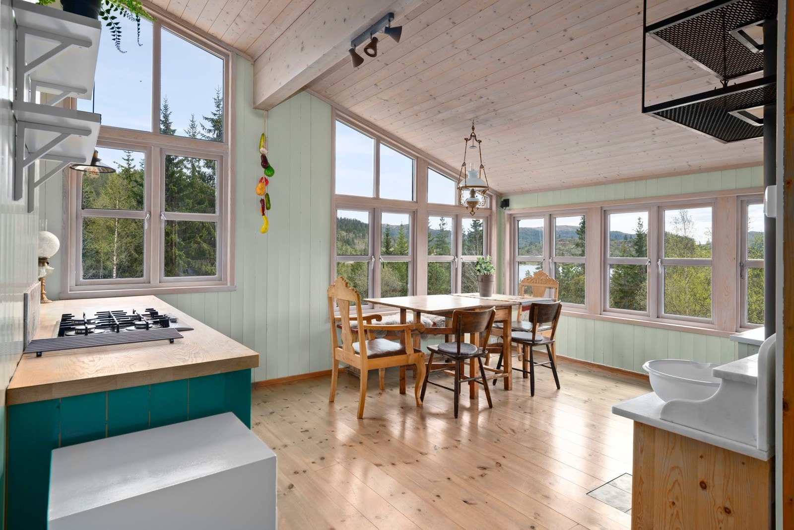 Kjøkkenet er også de store vindusflatene helt unike. Galleribilde