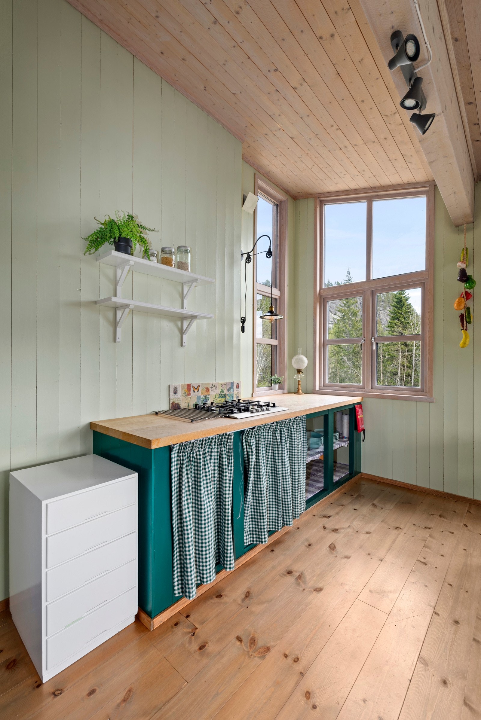 Enkel hyttestandard på kjøkkenet. Galleribilde