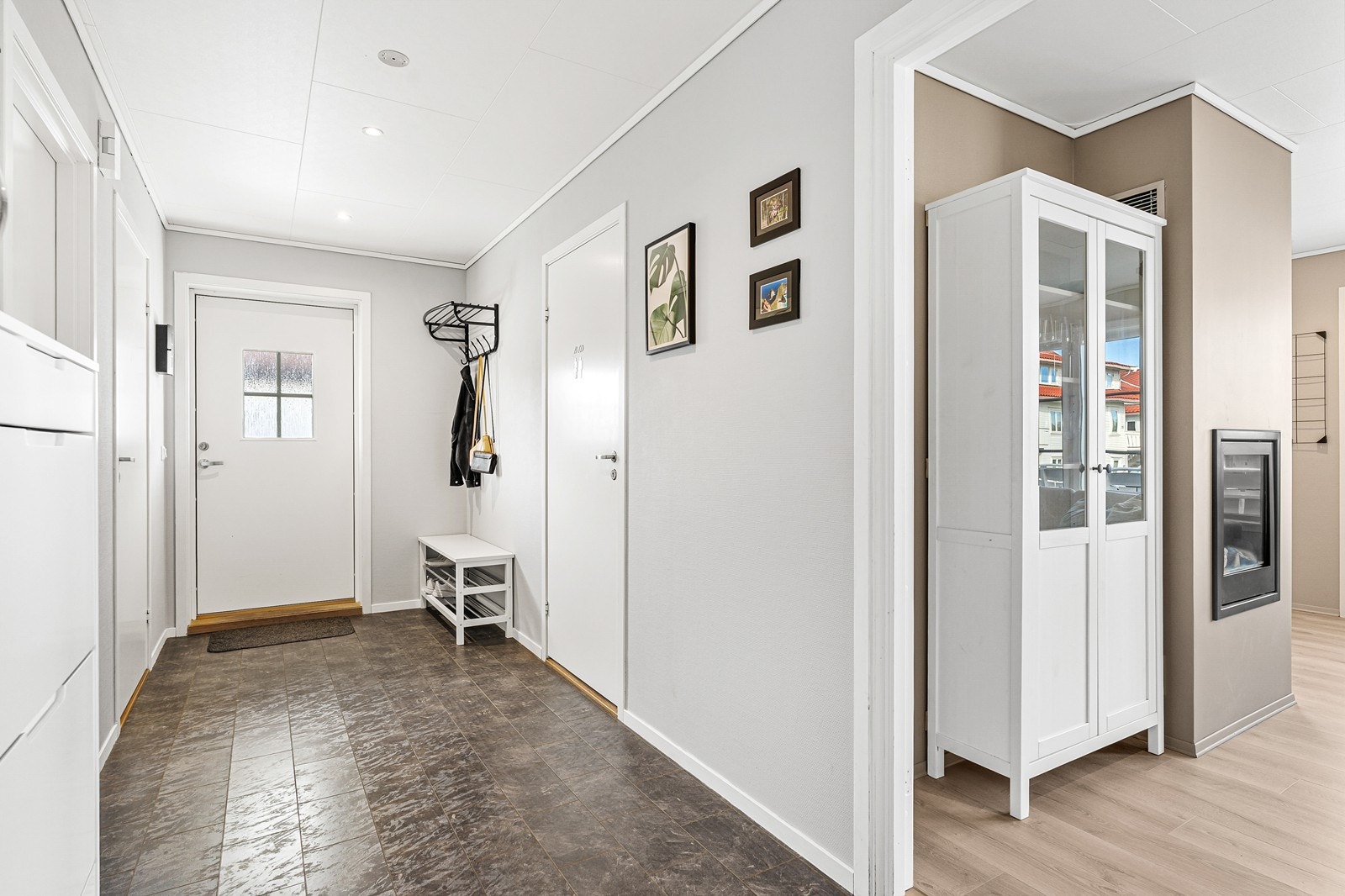 Romslig gang med inngang til vaskerom/bod. Galleribilde