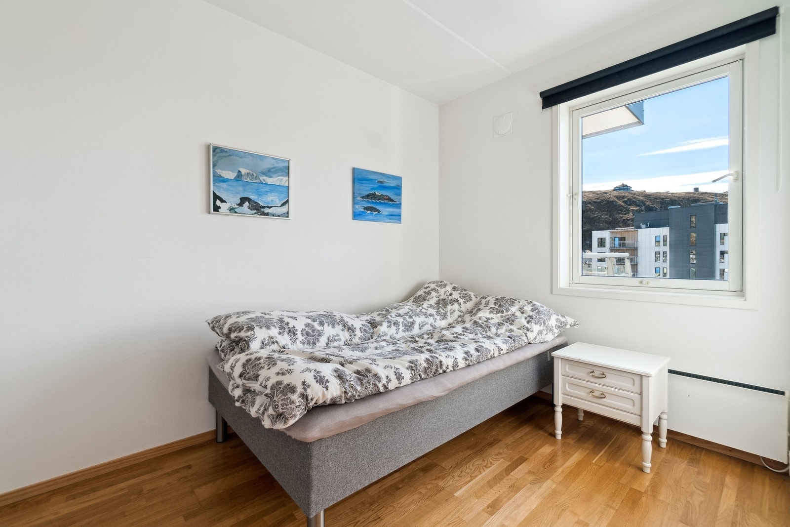 Leiligheten har totalt 2 soverom, hvor begge er på tvers av hverandre med stuedelen i mellom seg. Galleribilde