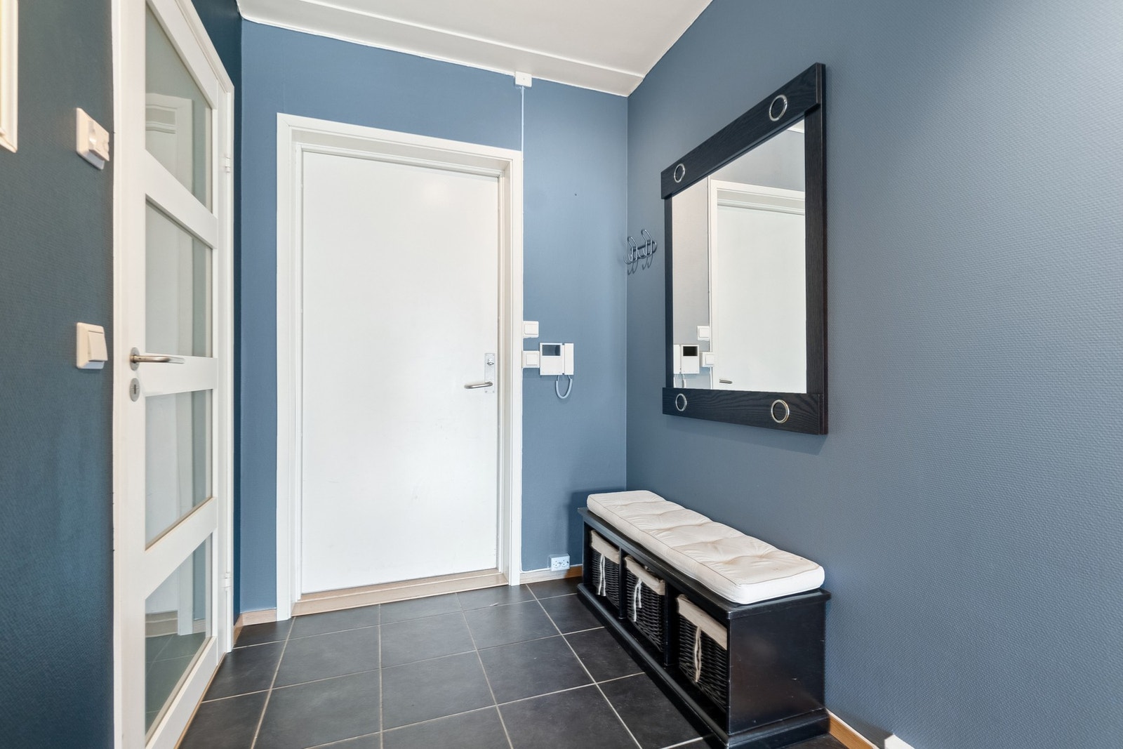 Inn til leiligheten kommer du inn i en entré med en innvendig bod like til høyre, som egner seg til både oppbevaring og garderobe. Entréen har øvrig god plass til å innrede ulike garderobeløsninger. Galleribilde