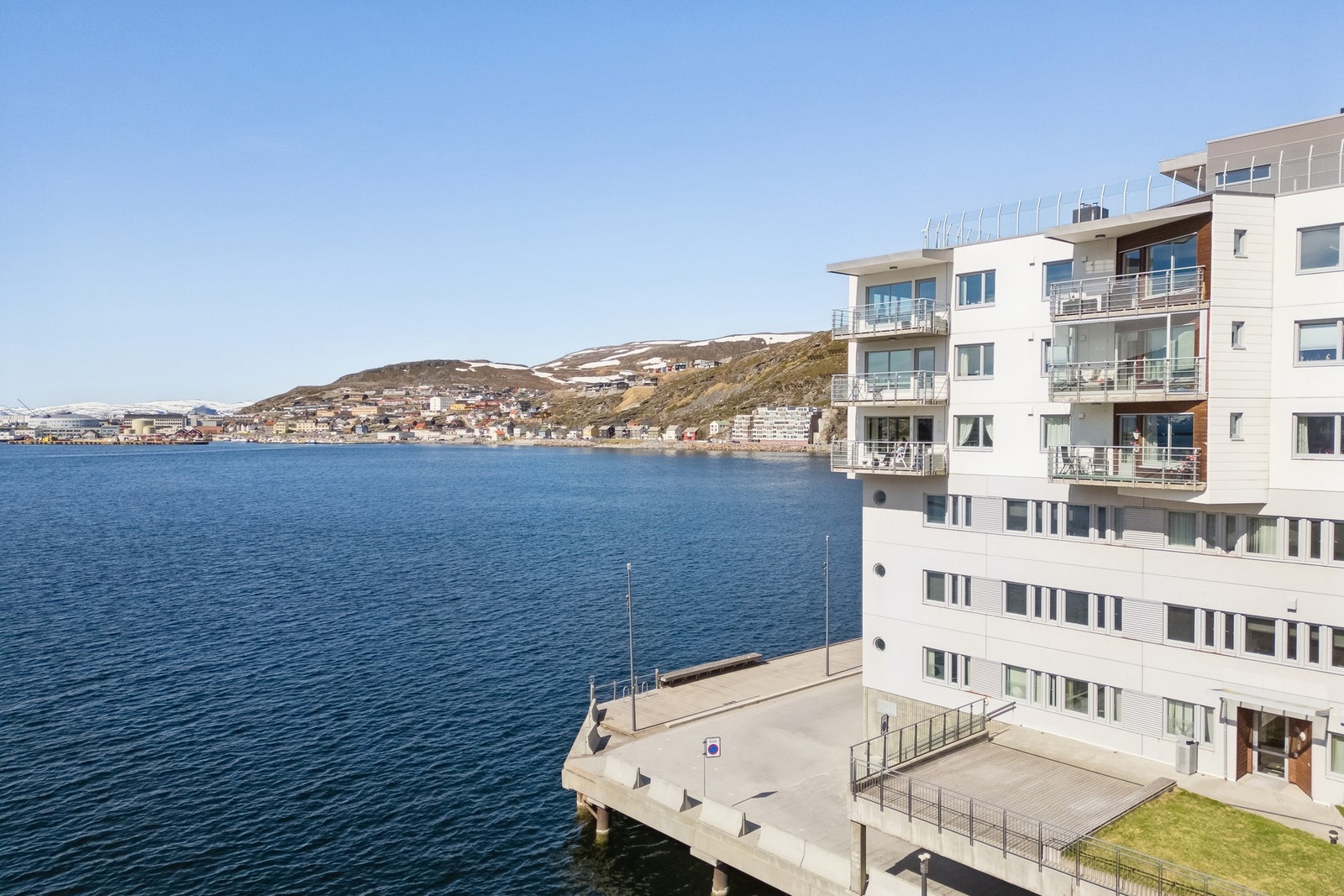 Leiligheten er i øverste etasje av blokka og har en fantastisk sjøutsikt. Galleribilde
