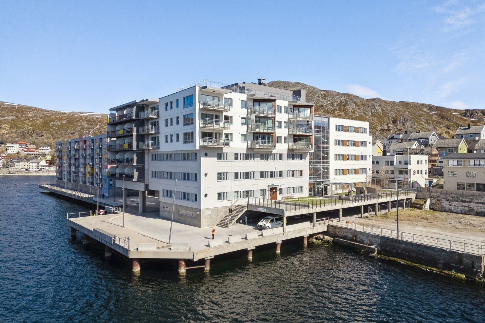 Leiligheten ligger i øverste etasje og har enkel adkomst via trapp og heis. Galleribilde