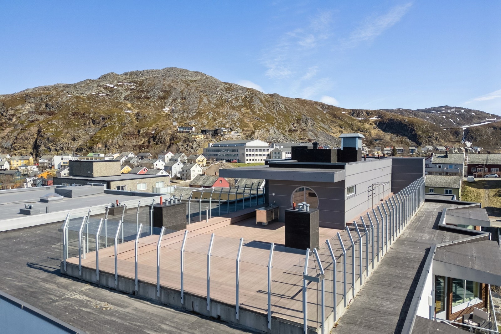 Det er kort avstand til sentrumsfasiliteter, bussholdeplass, dagligvare, turområder, m.m. Galleribilde