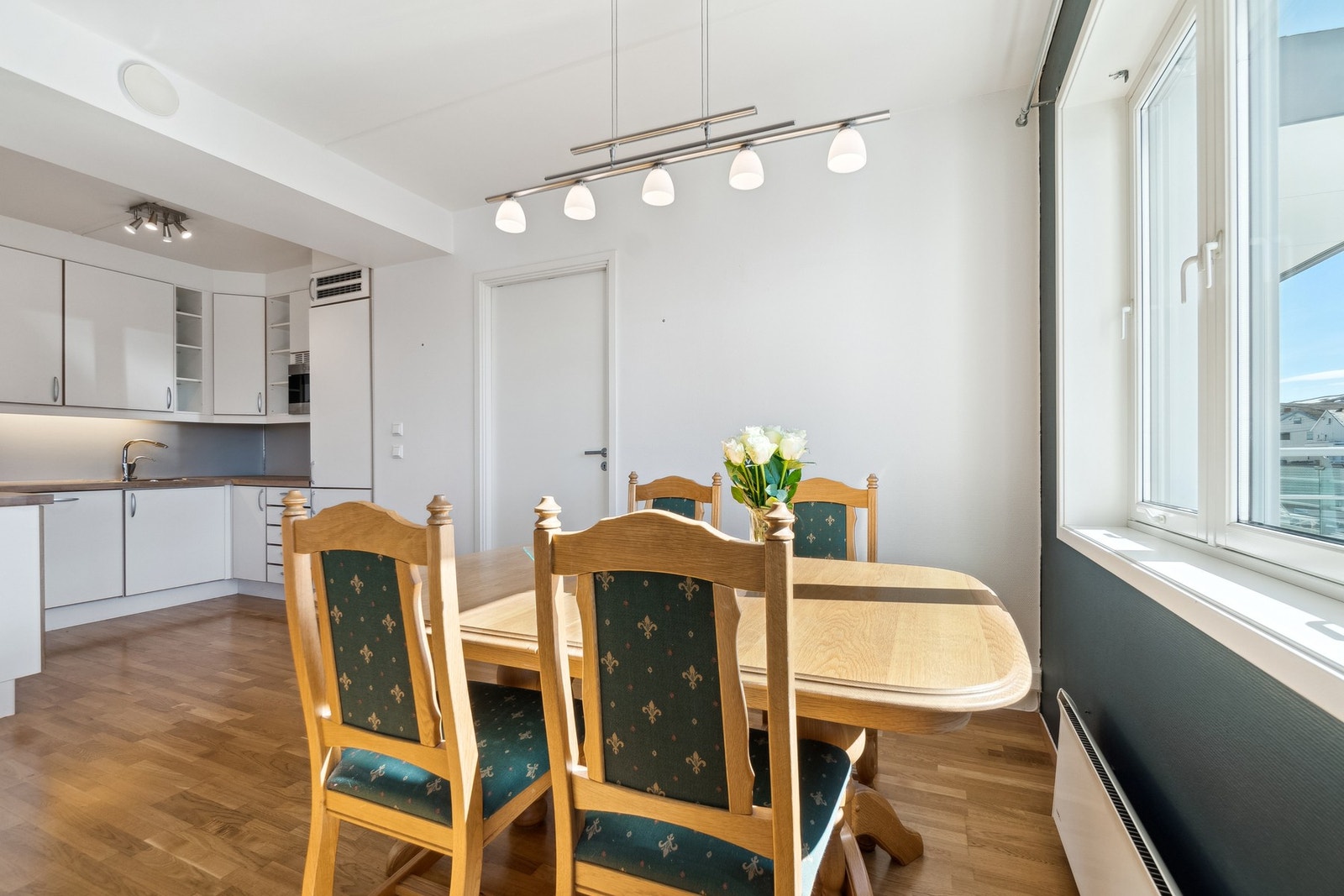 Mot kjøkkenet får du fint plass til et spisebord, hvor du også kan nyte utsikten. Galleribilde