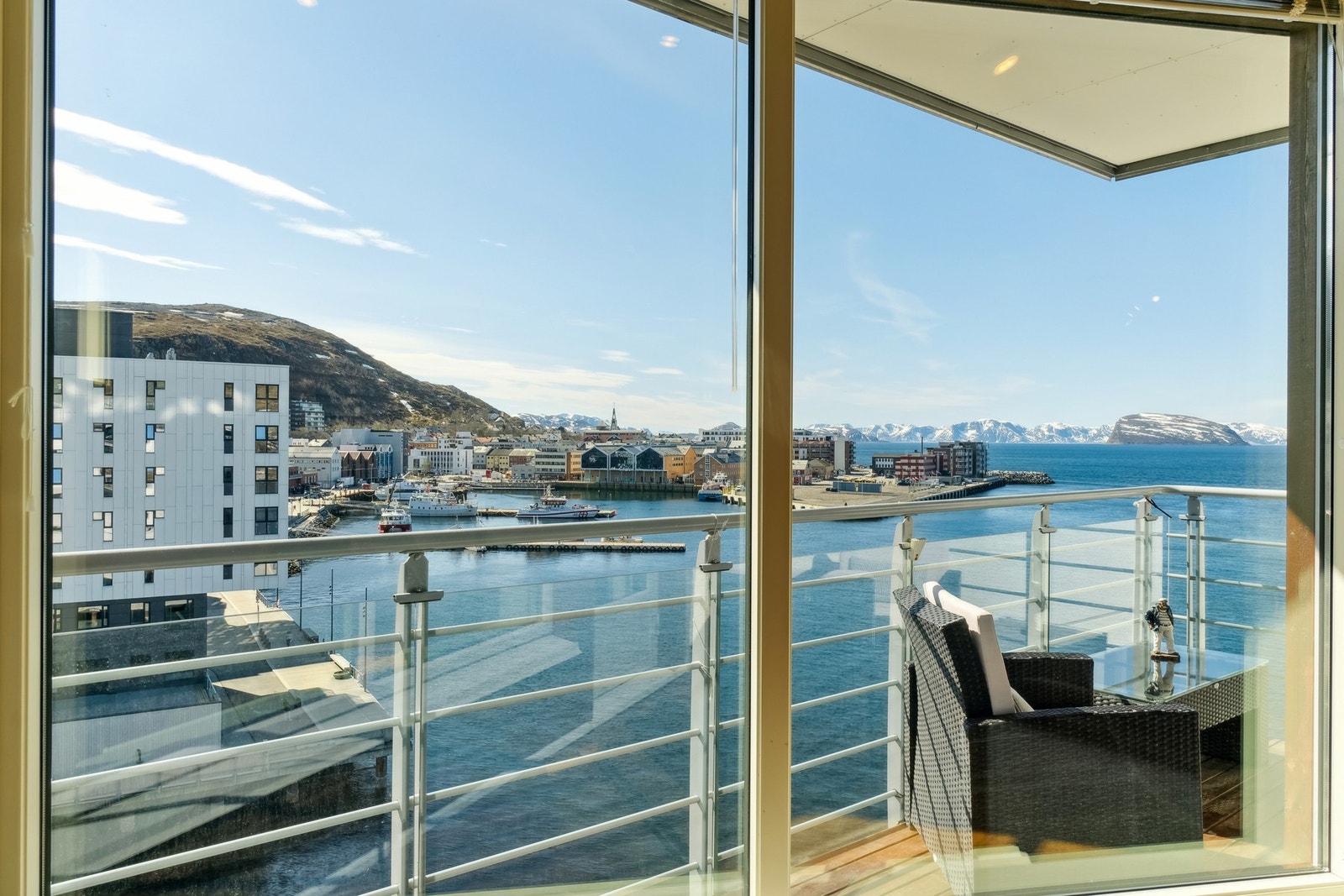 Fra stuen har du adkomst til leilighetens balkong, hvor du kan nyte finværsdager. Galleribilde
