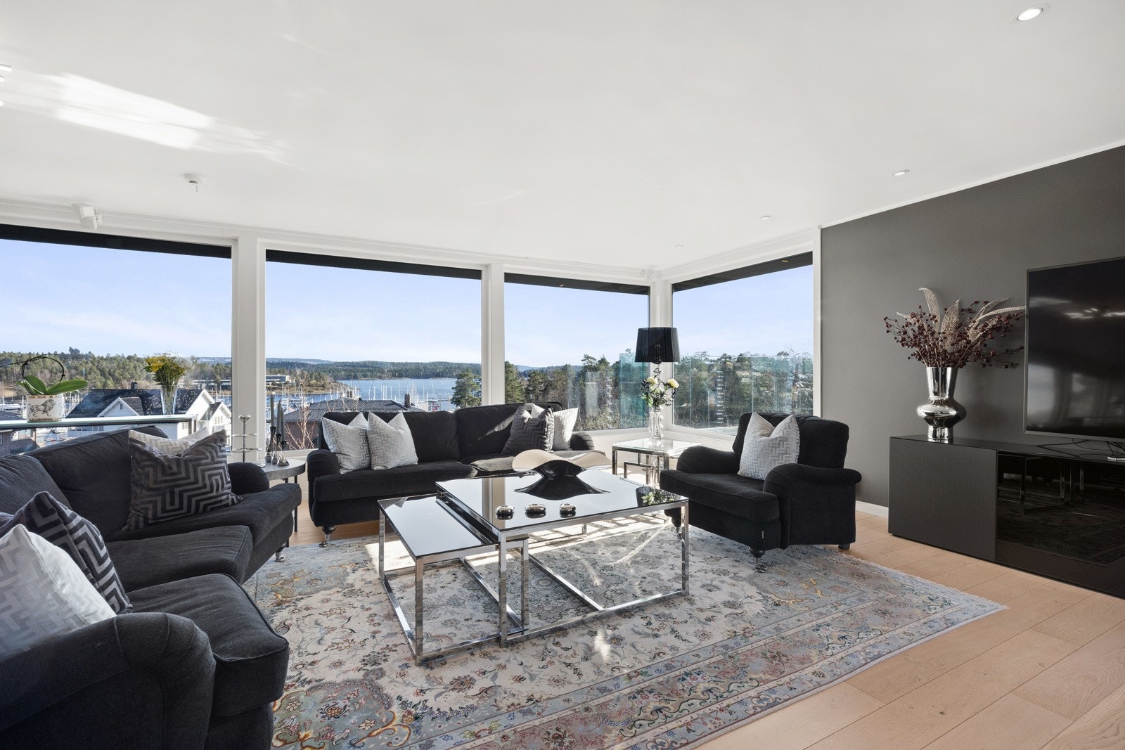 Stuen får rikelig med lysinnslipp takket være panorama vindusflatene. Galleribilde