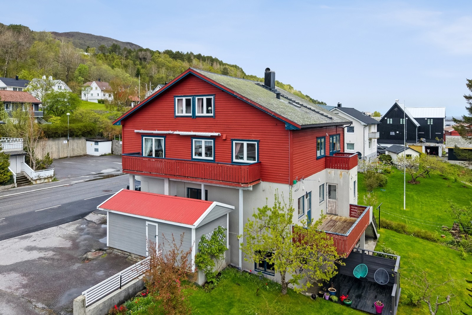 Boligen har noen nyere vinduer fra ca. 2017 med pvc-karm. Disse vinduene er montert i 2.etg og på loft. I stue er vinduer fra 1988, balkongdør og kjøkkenvindu fra 2012. Galleribilde