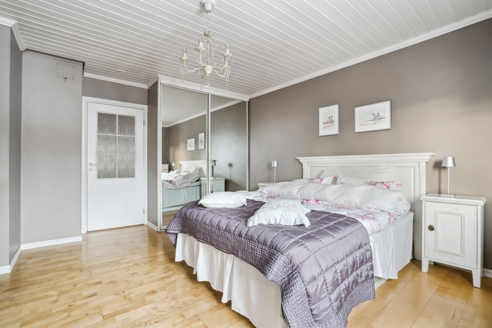 Hovedsoverom med plass til dobbeltseng og tilhørende nattbord. Skyvedørsgarderobe med speildører. Galleribilde