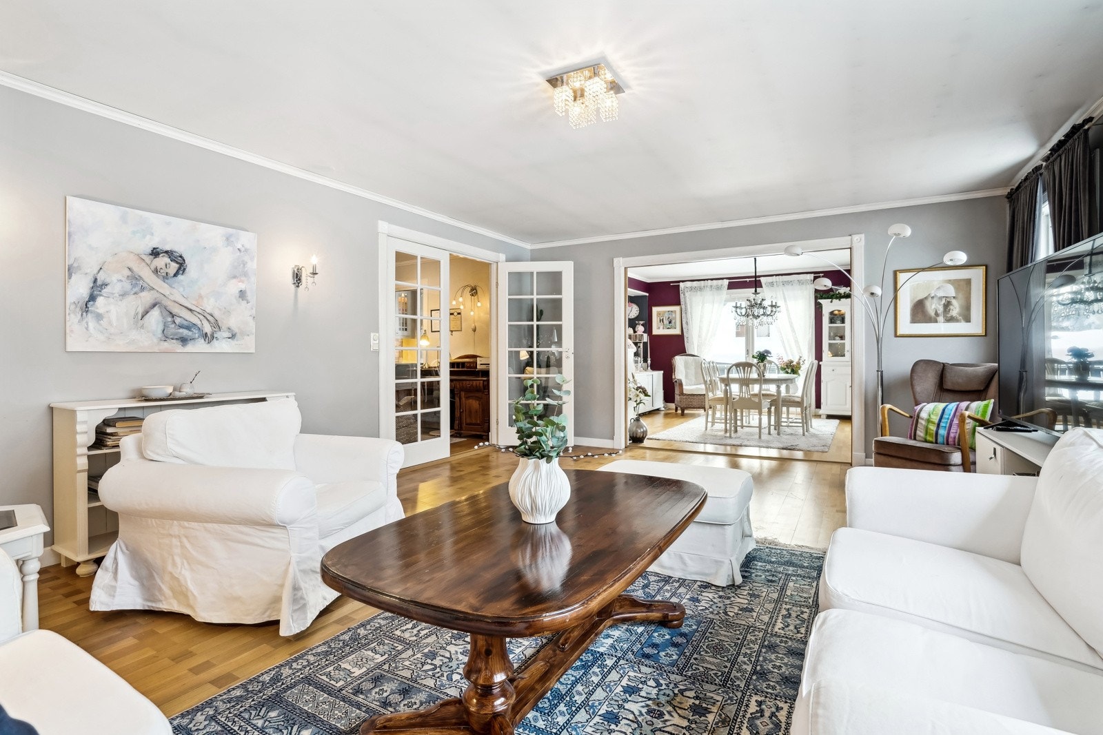 Stuen er romslig og har åpning inn mot spisestue samt glassdører til hall. Galleribilde