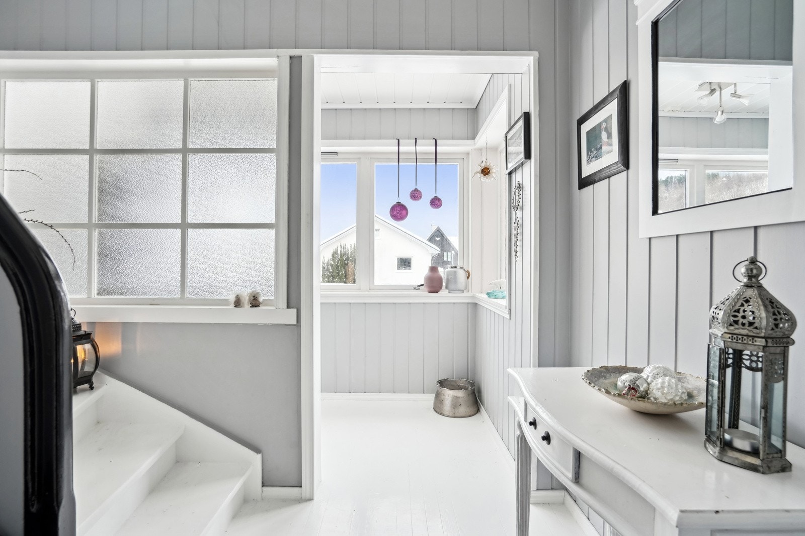 Gangen er lys og trivelig og har plass til sko og yttertøy. Galleribilde