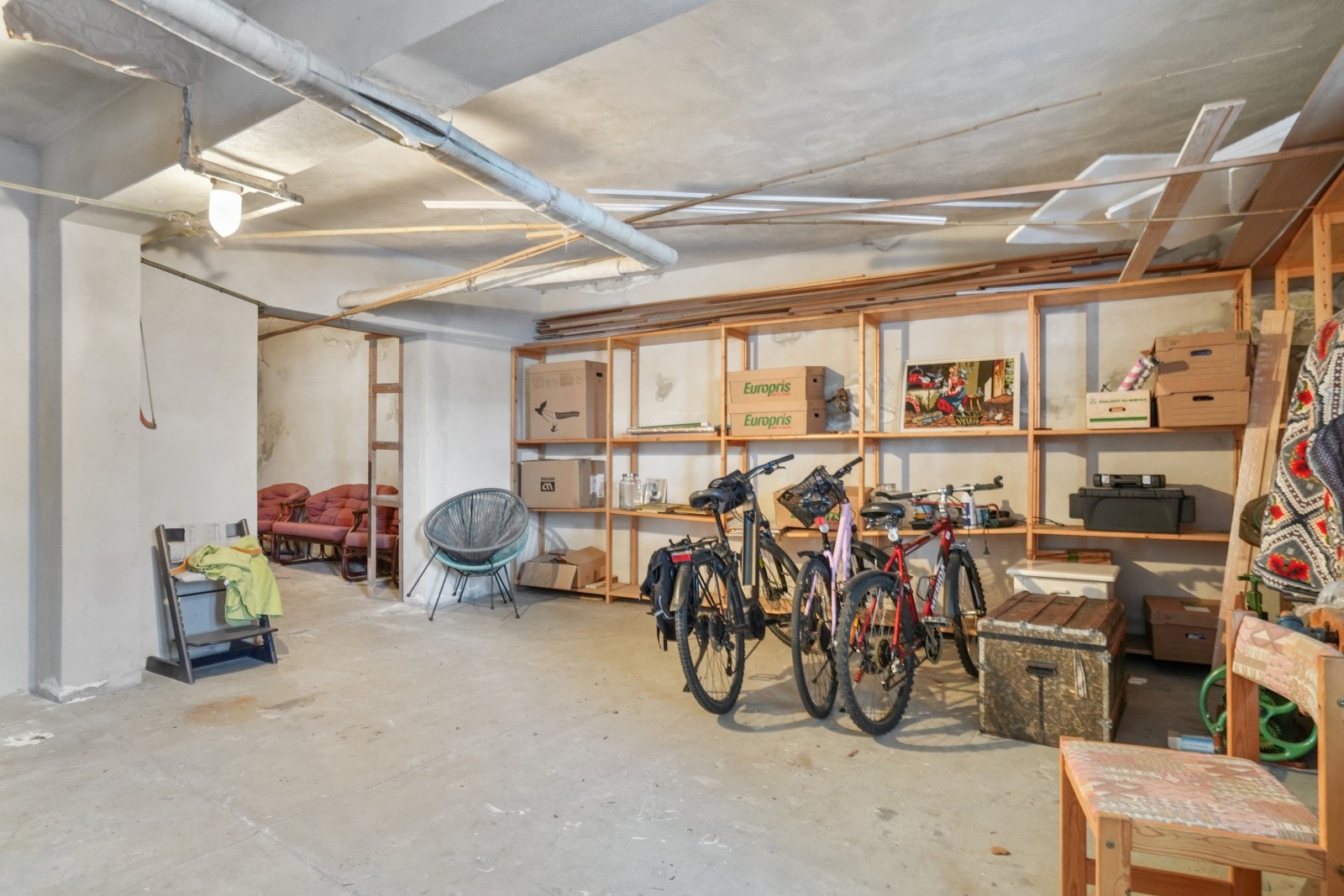 Underetasjen, som også tilhører boligen, har god lagringsplass. Galleribilde