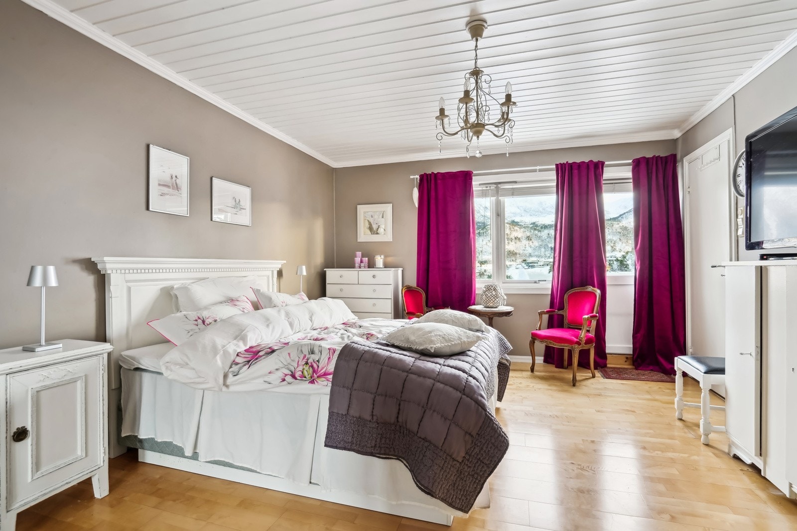 Det romslige soverommet har også utgang til en veranda. Galleribilde