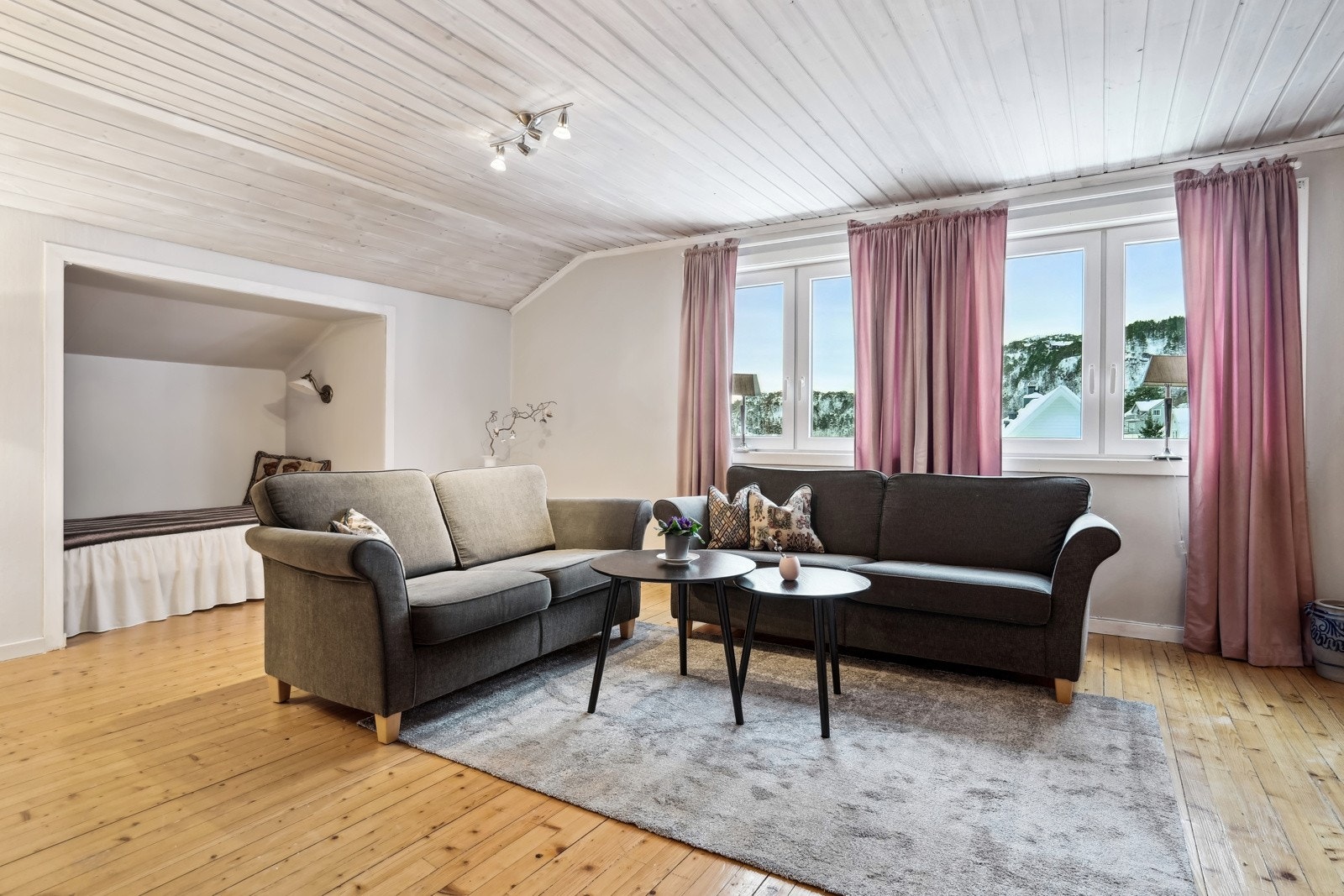 Loftstuen har god størrelse med plass til møblering av sitte- og spisegruppe. En koselig alkove i kneveggen. Galleribilde
