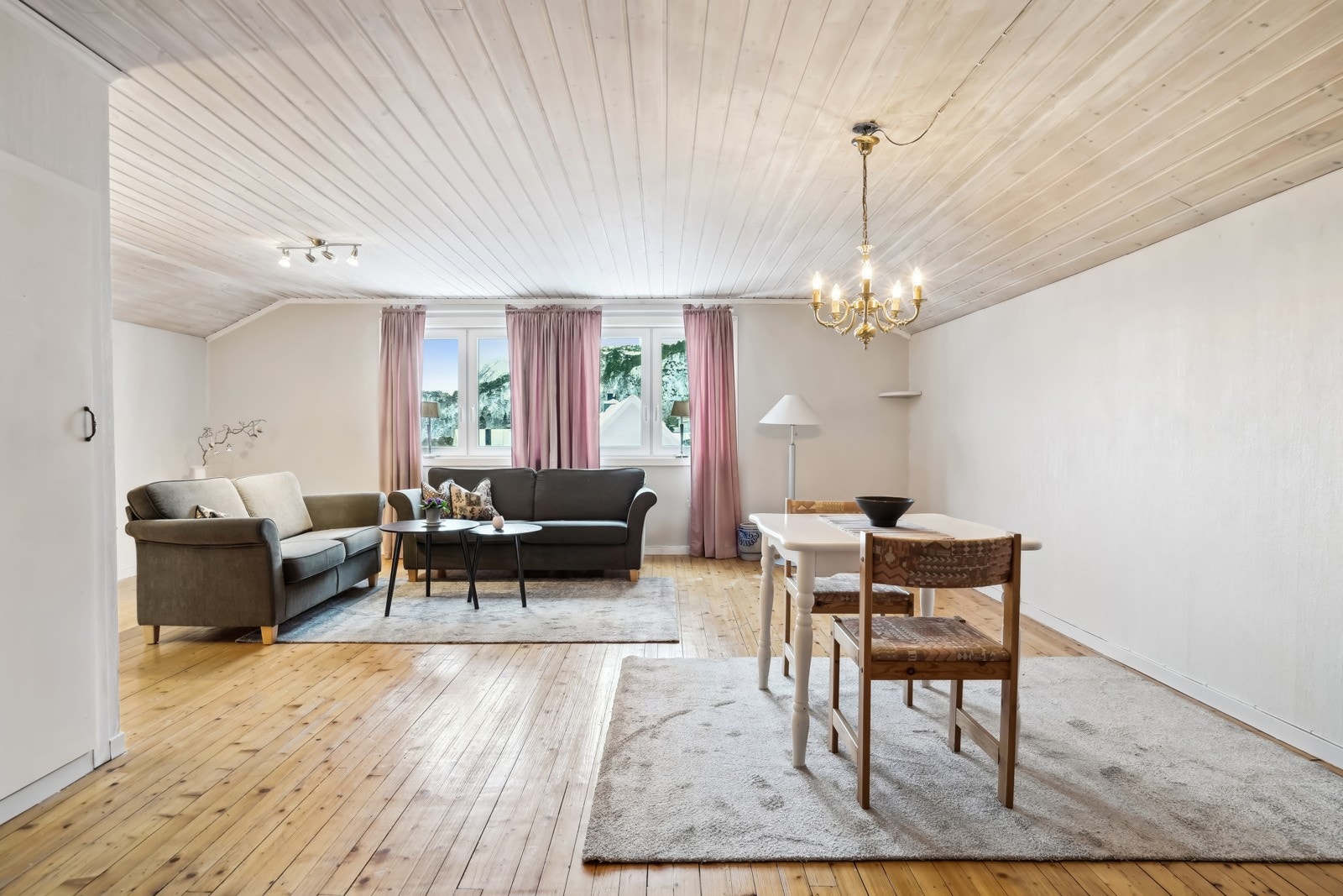 Det er lakkert furugulv og veggene har malte flater. Varmepumpe er montert i rommet. Galleribilde