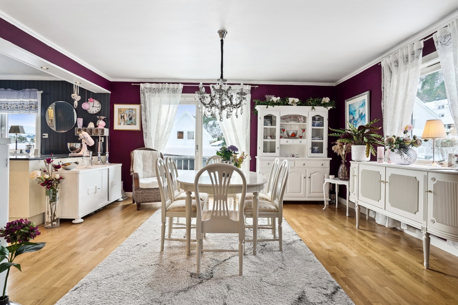 Godt naturlig lysinnslipp fra verandadører og vindu. Galleribilde