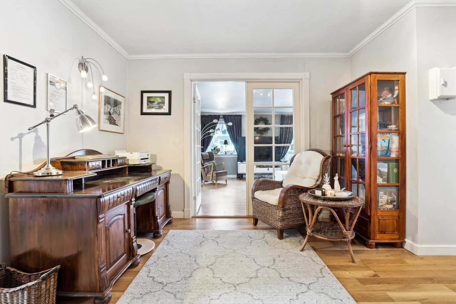 Fra hall er det dobbel glassdør inn til stuen. Galleribilde