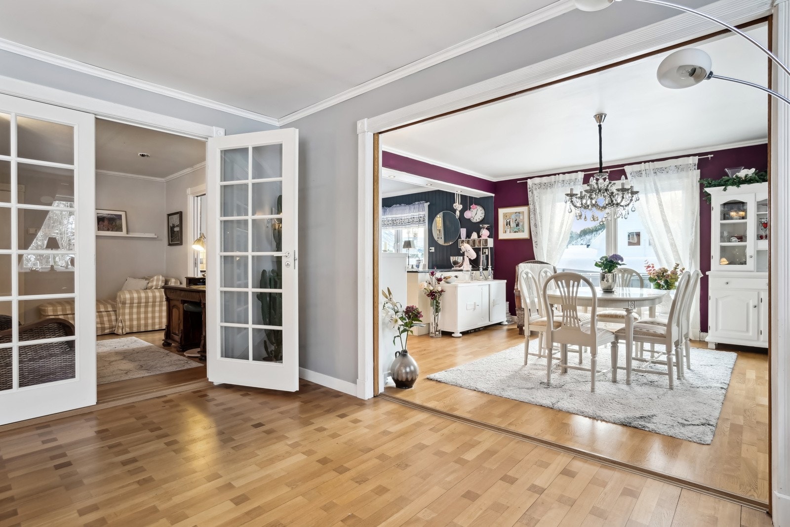 Det er delvis åpen løsning mellom stue og spisestue. Kan lukkes med skyvedører. Galleribilde