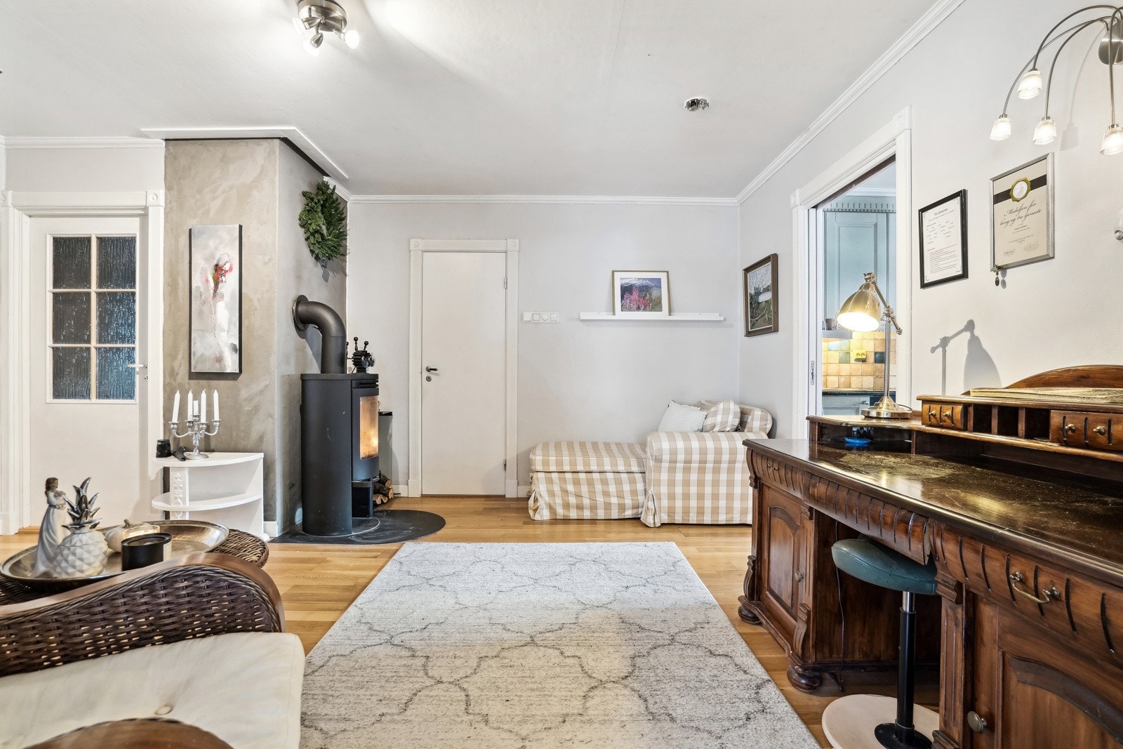 Hall er svært romslig og har plass til divan, skrivepult eller annen møblering. Om ekstra garderobeplass er ønsket så er det god plass til å montere det her. Galleribilde