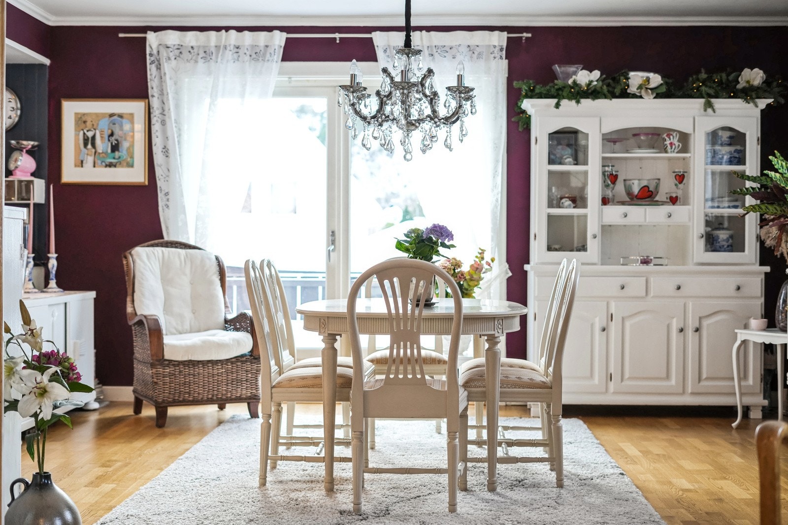 Spisestuen har dobbel balkongdør til veranda. Galleribilde