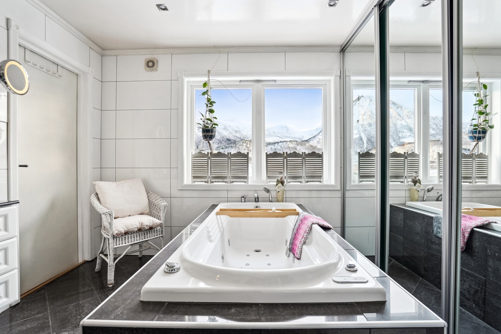 Badet er utstyrt med vegghengt toalett, dusjkabinett og badekar. Skyvedører inn til vaskeromsløsning. Galleribilde