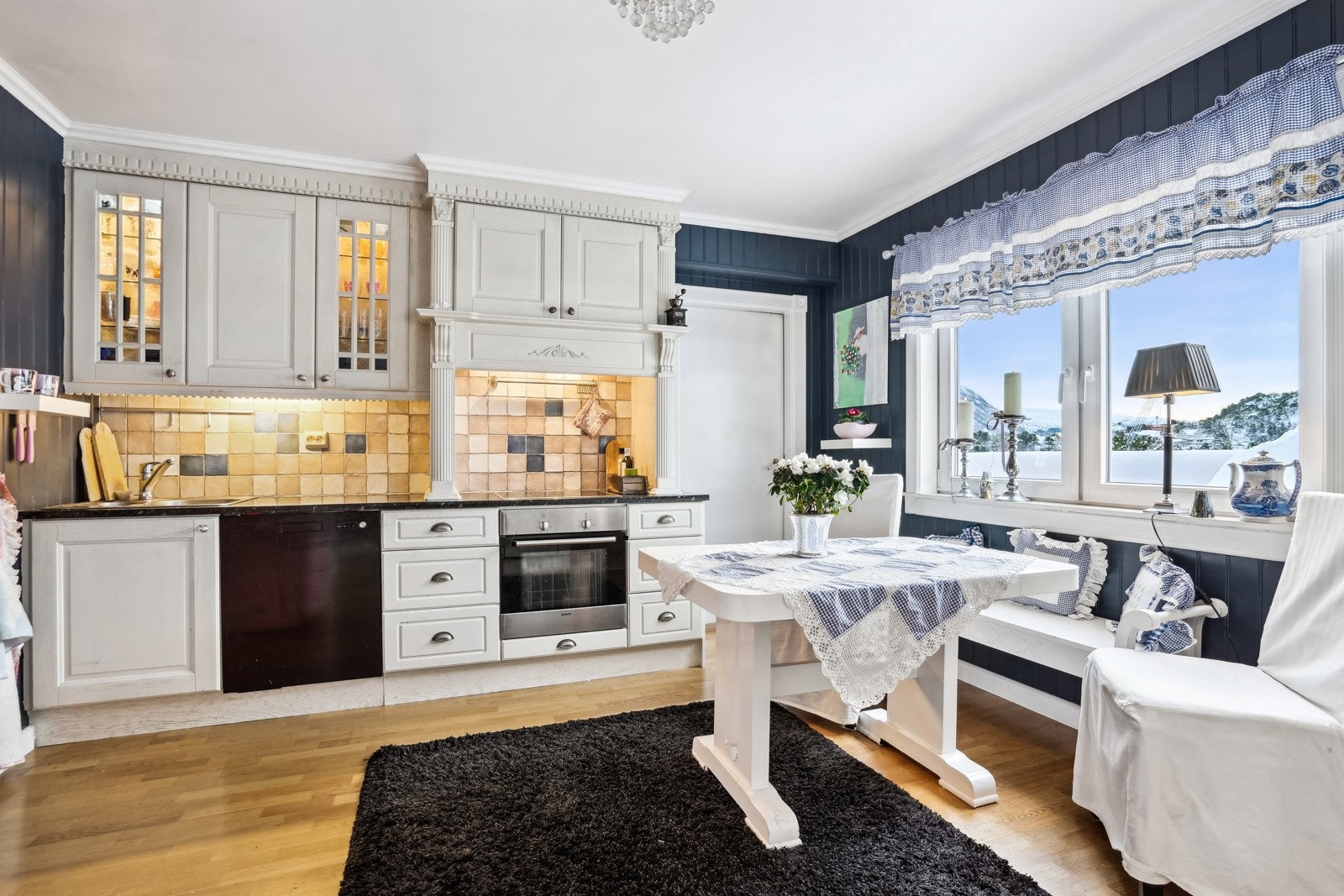 Kjøkkenet har innredning med profilerte fronter og benkeplate av laminat. Ved vinduet er det plass til en hyggelig spiseplass. Galleribilde