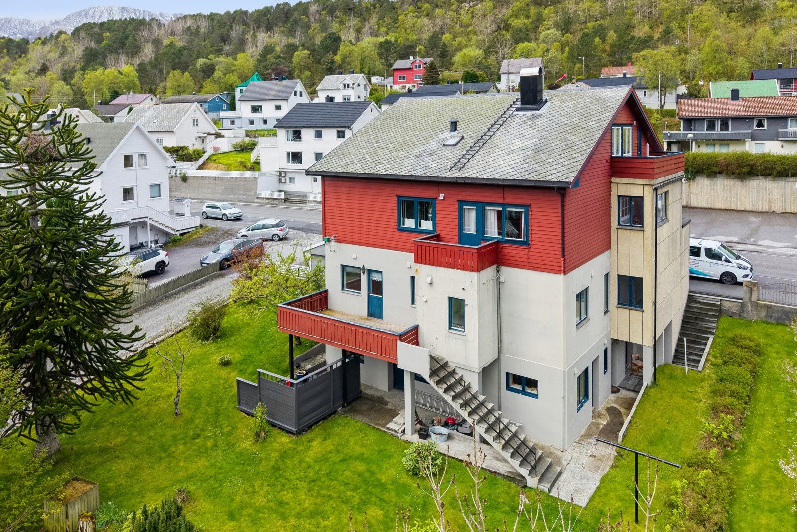 Til boligen tilhører alt hageareal og gir rom for å nyte fine dager ute. Galleribilde