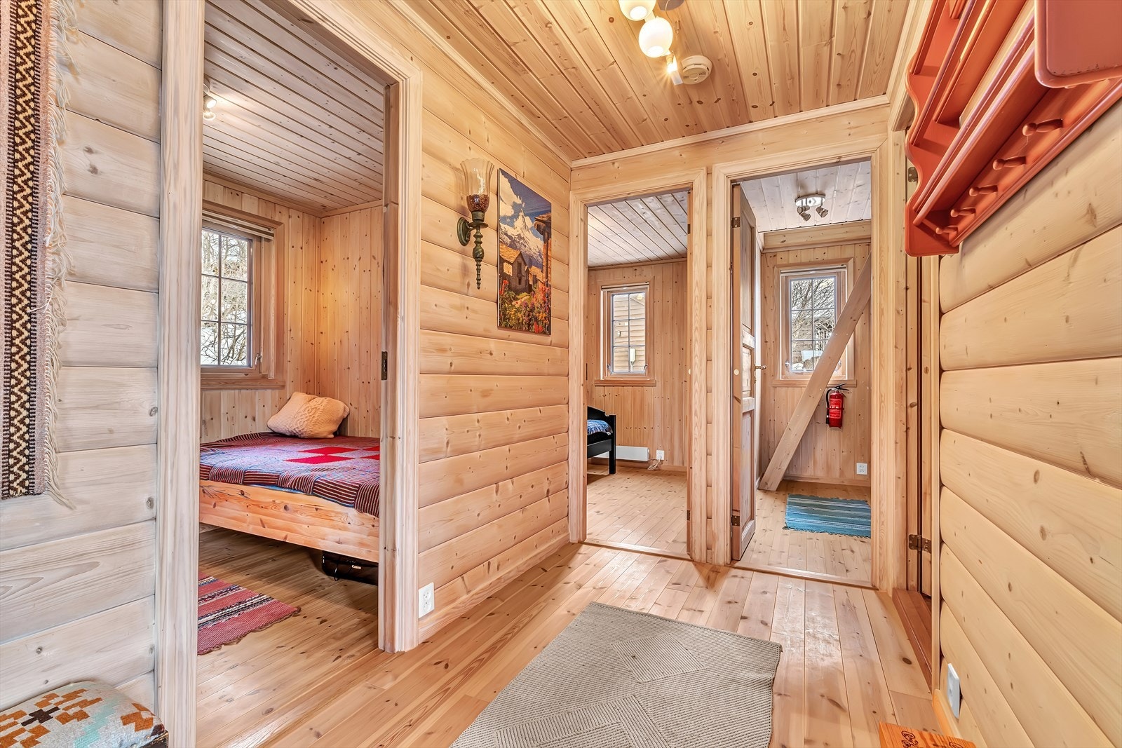 Gang og trapp til hems på ene rommet. Galleribilde