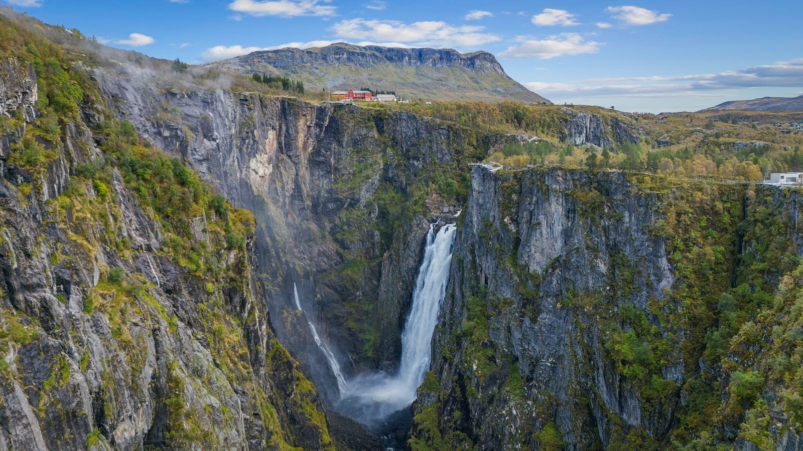 Vøringsfossen i kort avstand fra hytten. Galleribilde