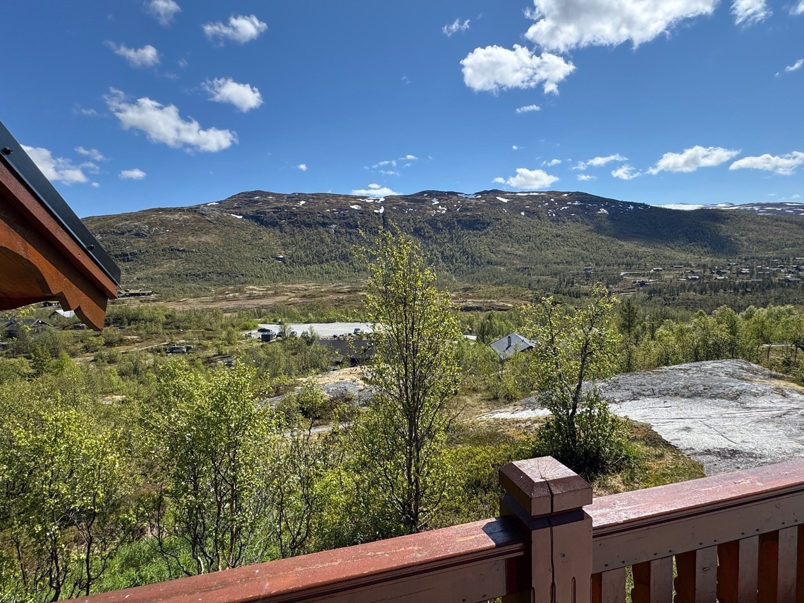 Flott utsikt. Ser også ned på parkeringsplass. Galleribilde