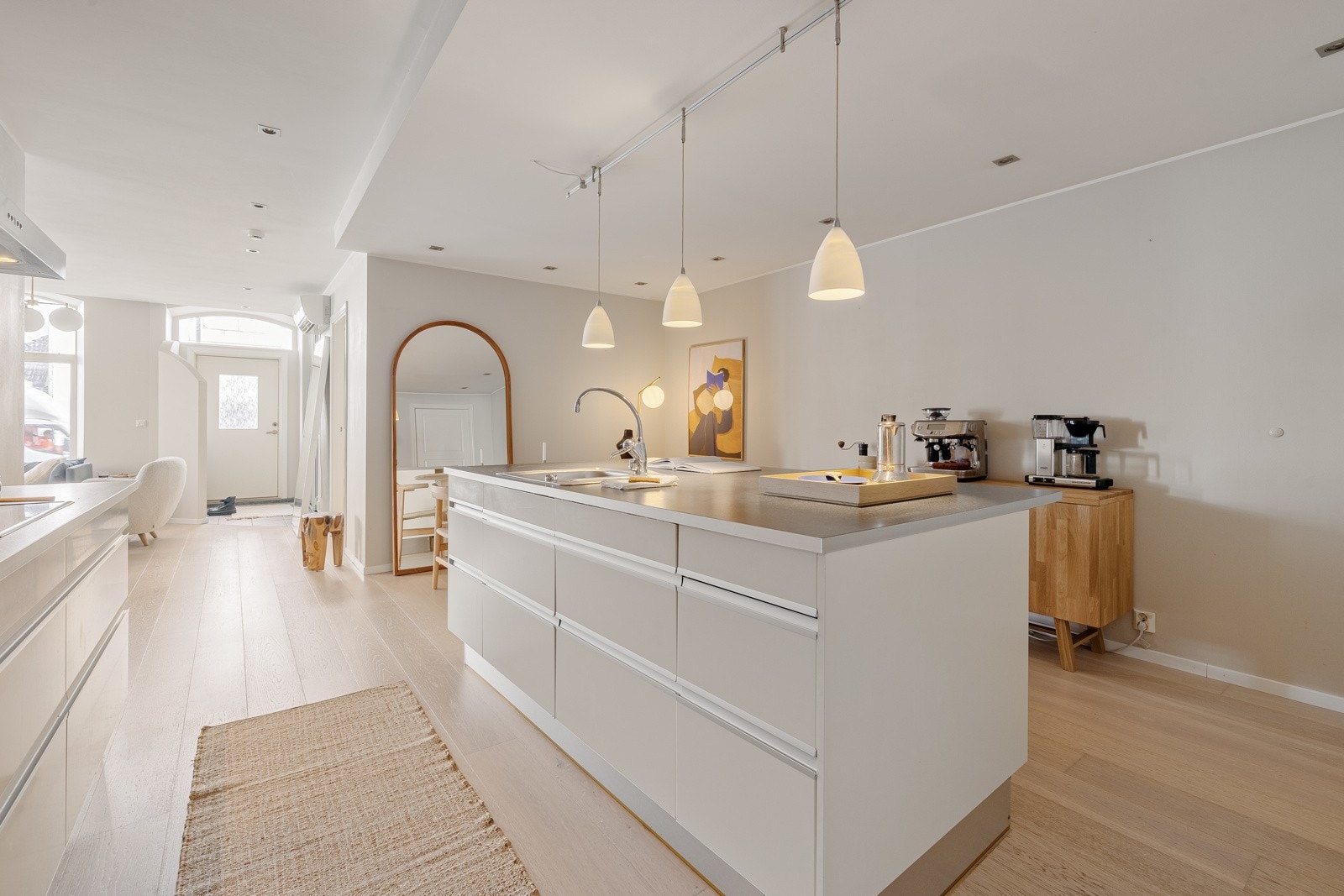 Moderne overflater, flotte lamper og innfelte downlights skaper et svært trivelig oppholdsrom. Galleribilde