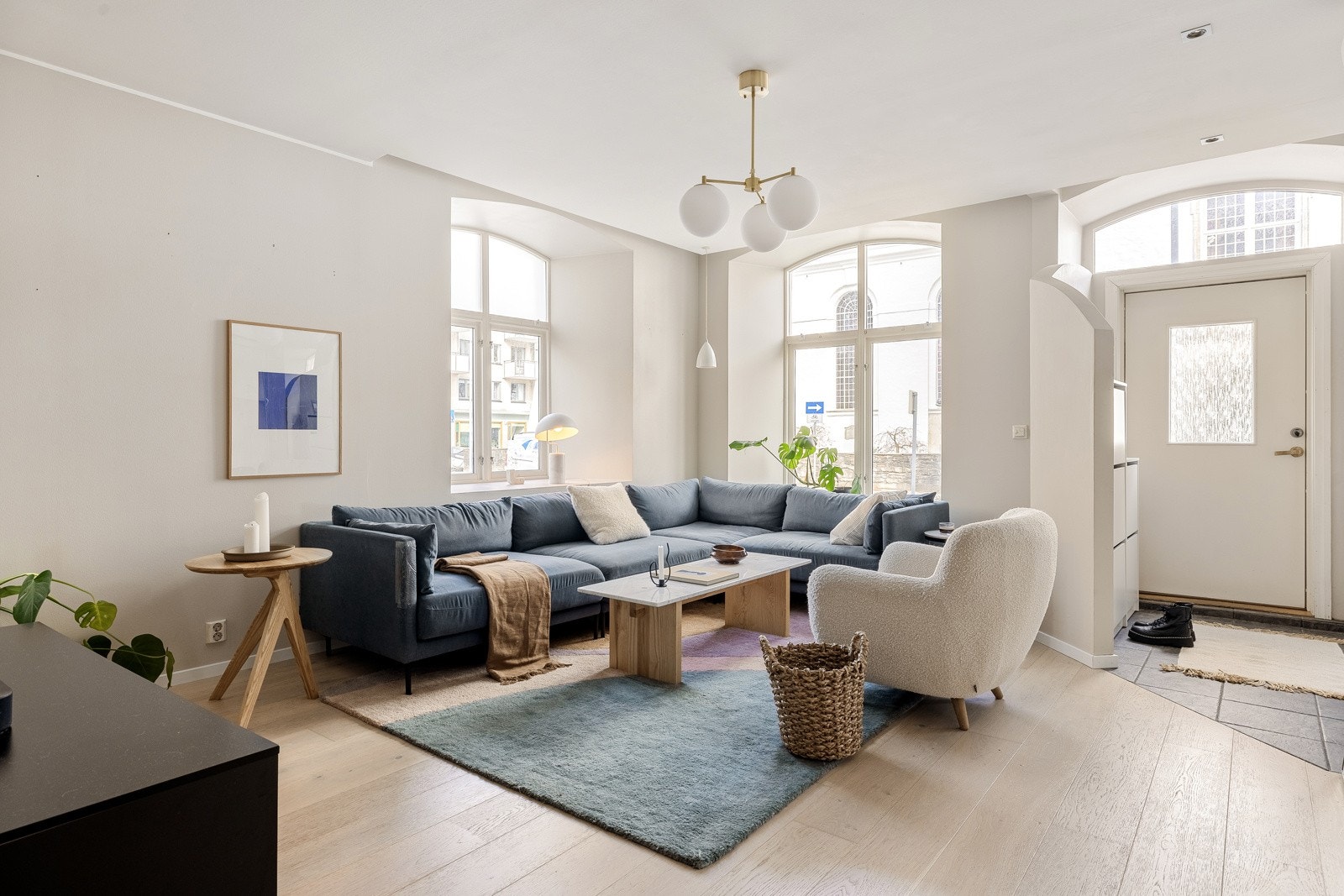 Store vindusflater med klassiske vinduskarmer gir et fantastisk lysinnslipp. Galleribilde