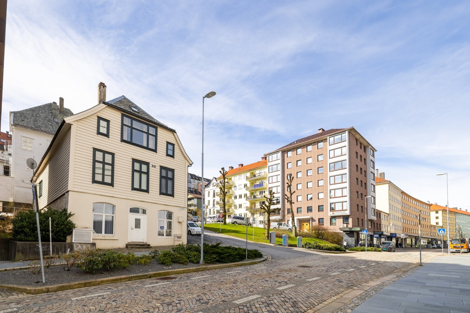 Flere gater og smau med eldre, sjarmerende trehusbebyggelse, samt flere grønne lunger skaper et populært område. Galleribilde