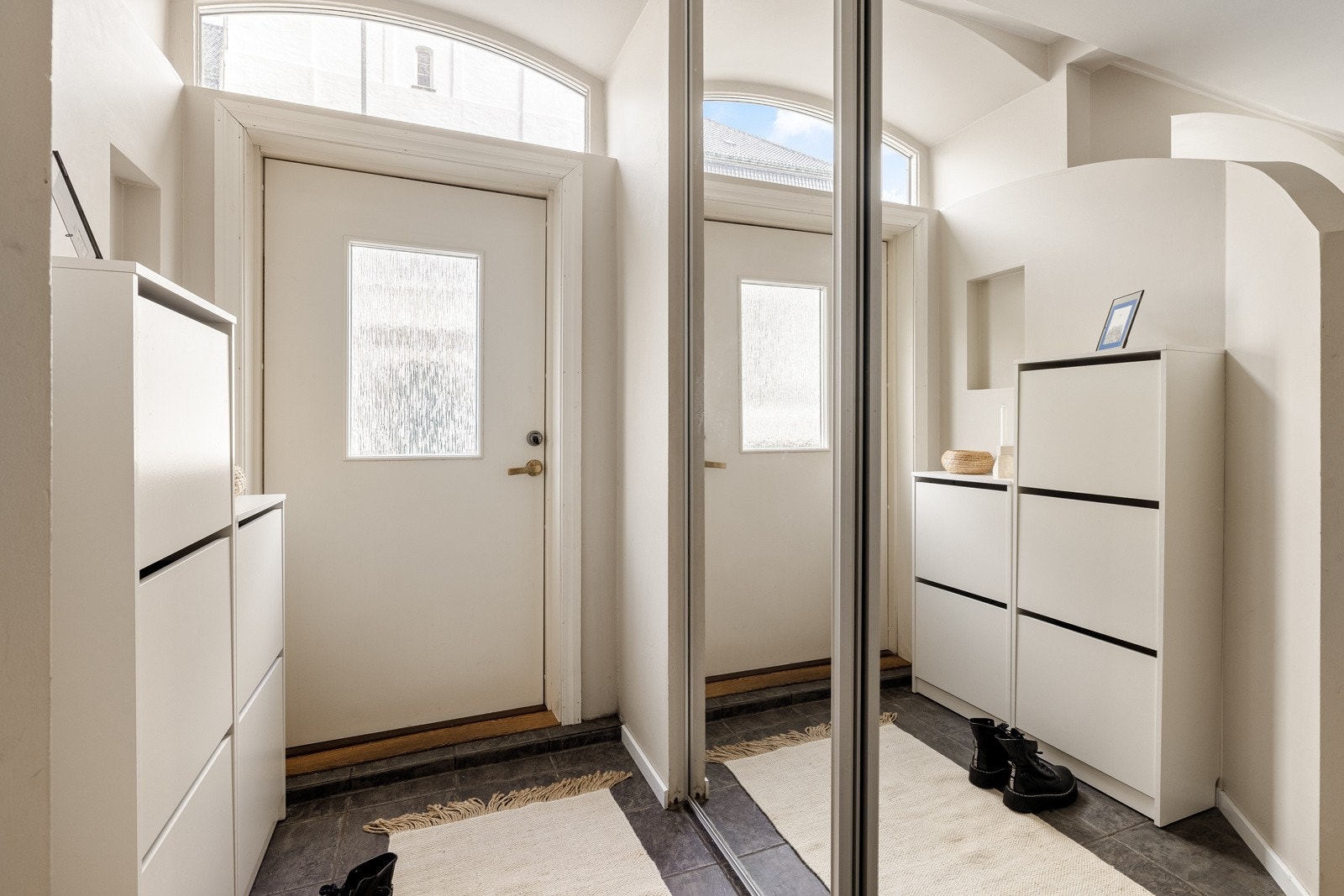 Velkommen inn i leiligheten. Entreen måler 4,2 kvm og har fliser med varmekabler på gulvet. En stor speilgarderobe sikrer godt med oppbevaringsplass for yttertøy og sko. Galleribilde