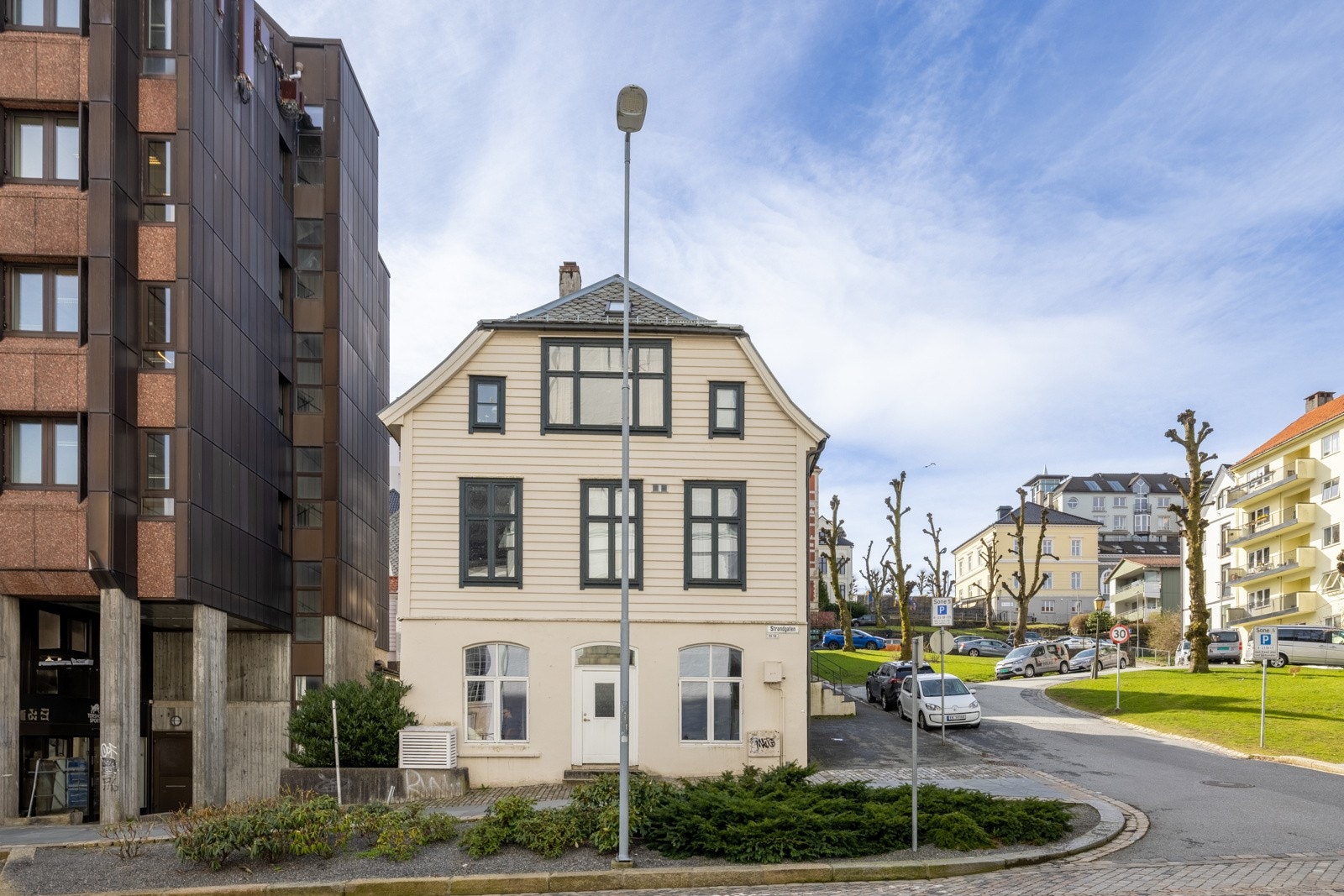 Det er gode parkeringsmuligheter i området med soneparkering. Galleribilde