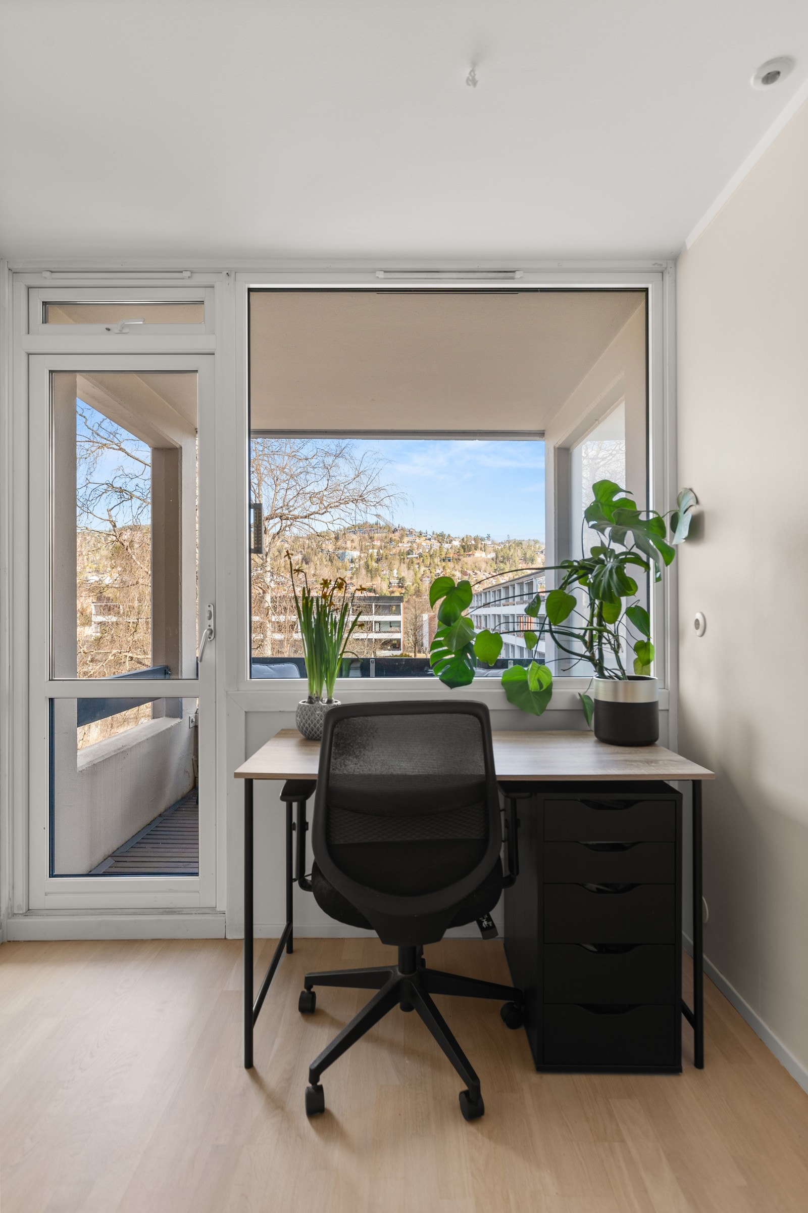 Dagens planløsning muliggjør etablering av et tredje soverom her. I dag er denne delen benyttet som kontor. Galleribilde