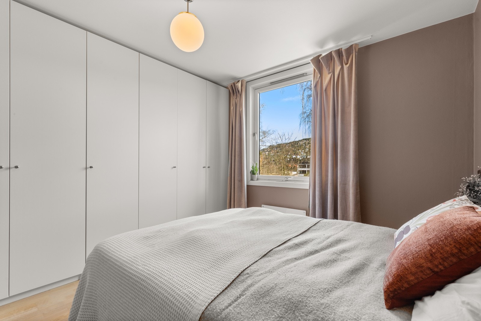 Det andre soverommet har også god plass til dobbeltseng og har stor garderobeløsning langs den ene langveggen. Galleribilde